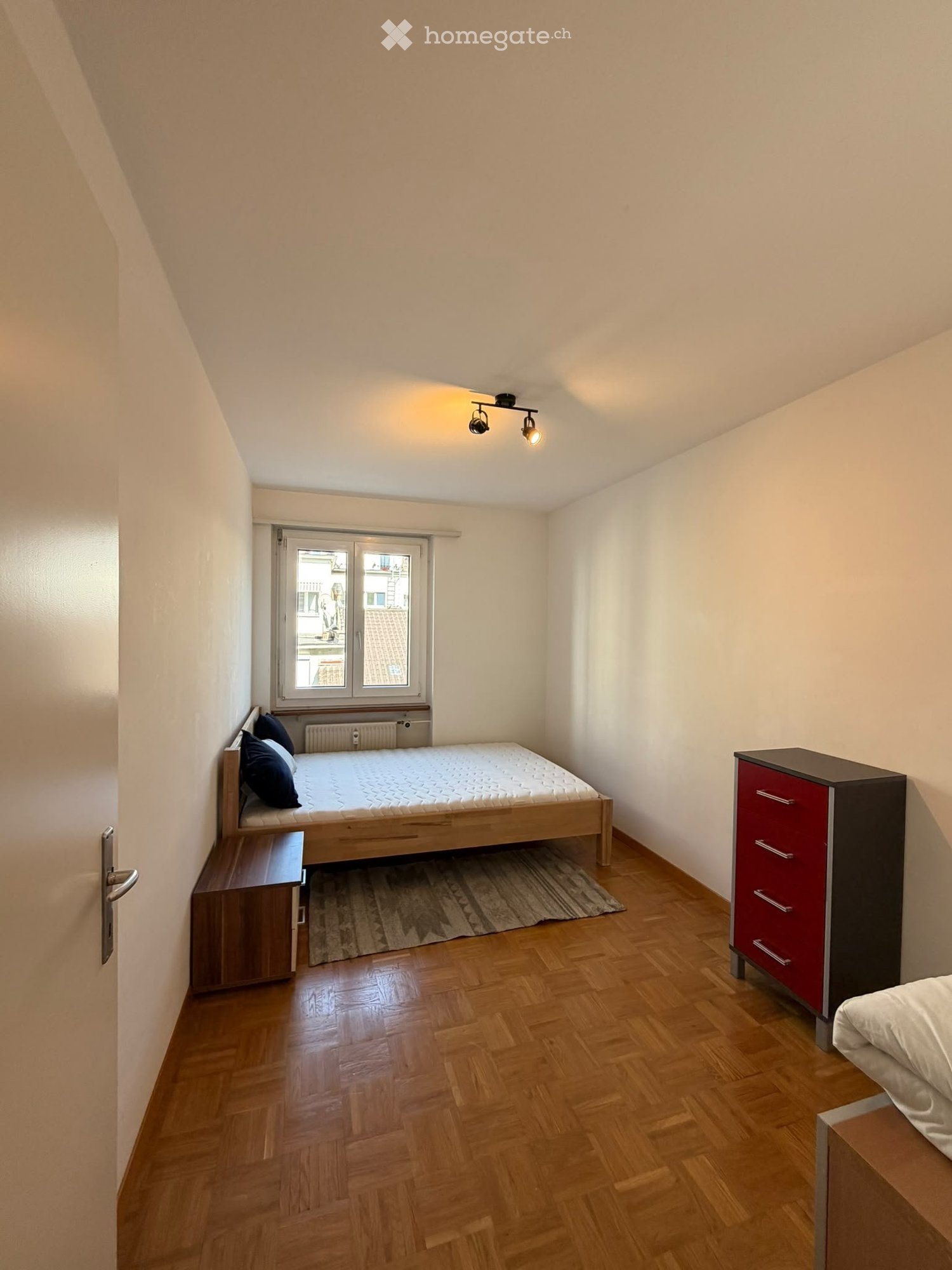 Colocation de 3 personnes à Luzern :)

Tout d'abord concernant l'emplacement, il est bien sûr top, on est à la gare de Luzern en 4 min de marche et c'est aussi super bien desservi pour aller partout.

La chambre serait meublée, si l'on a ses propres meubles, nous pouvons bien sûr tout mettre dans le, photo 2 sur 4