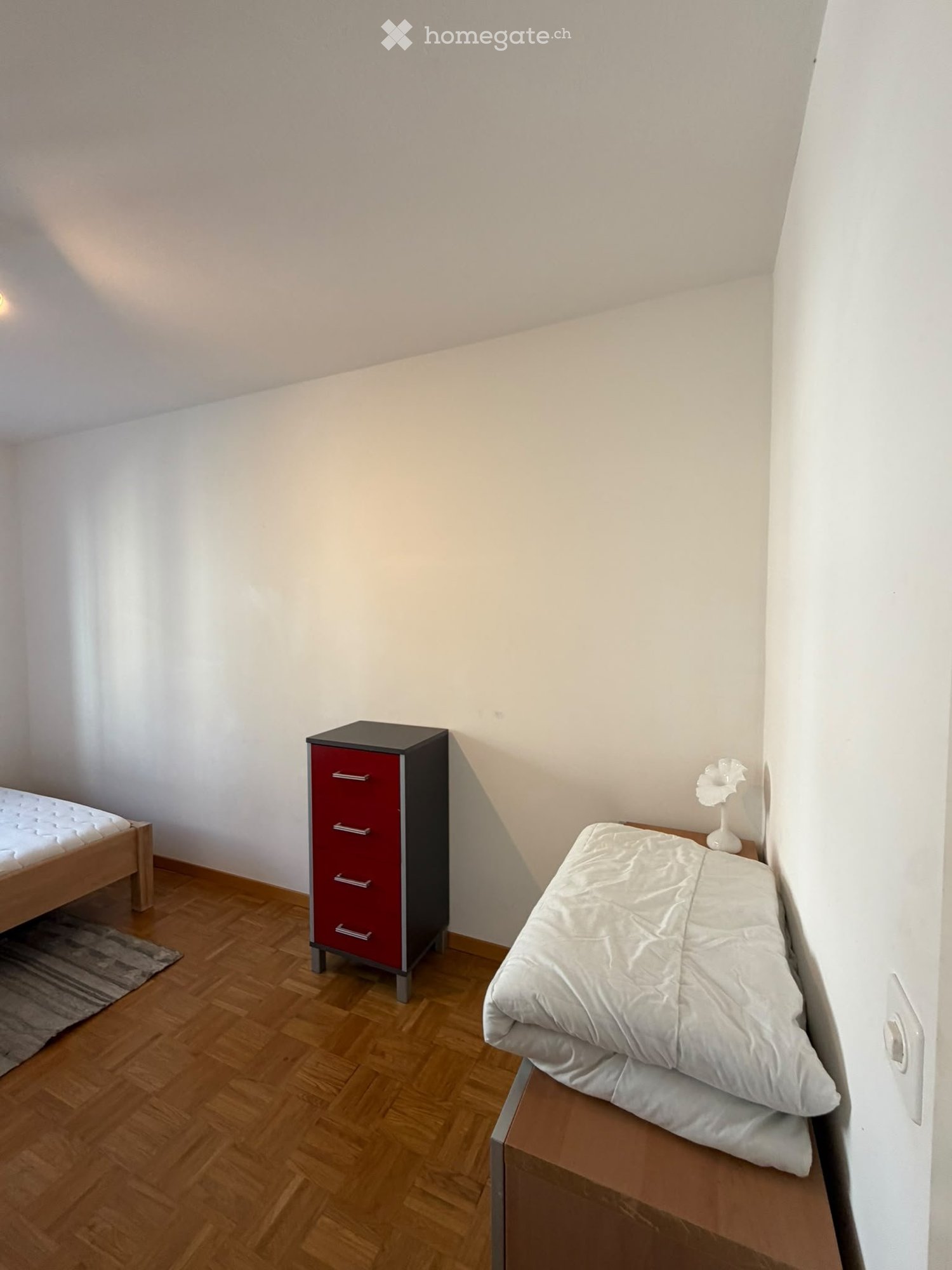Colocation de 3 personnes à Luzern :)

Tout d'abord concernant l'emplacement, il est bien sûr top, on est à la gare de Luzern en 4 min de marche et c'est aussi super bien desservi pour aller partout.

La chambre serait meublée, si l'on a ses propres meubles, nous pouvons bien sûr tout mettre dans le, photo 4 sur 4