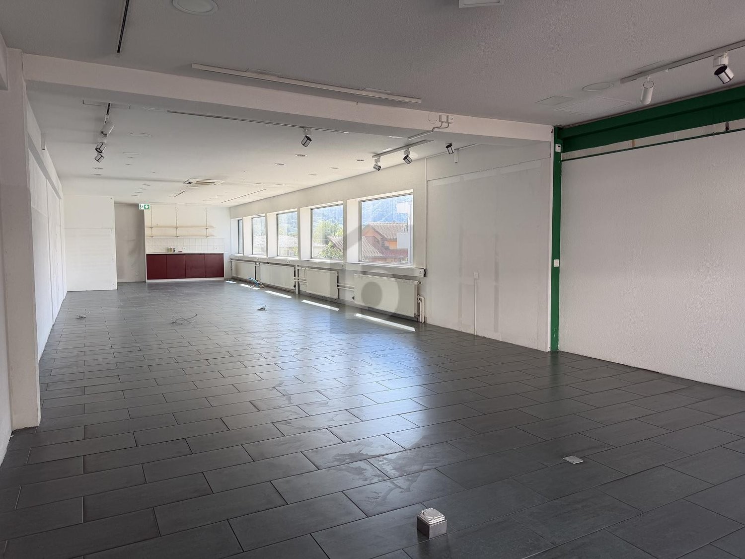 170m² shopping centre