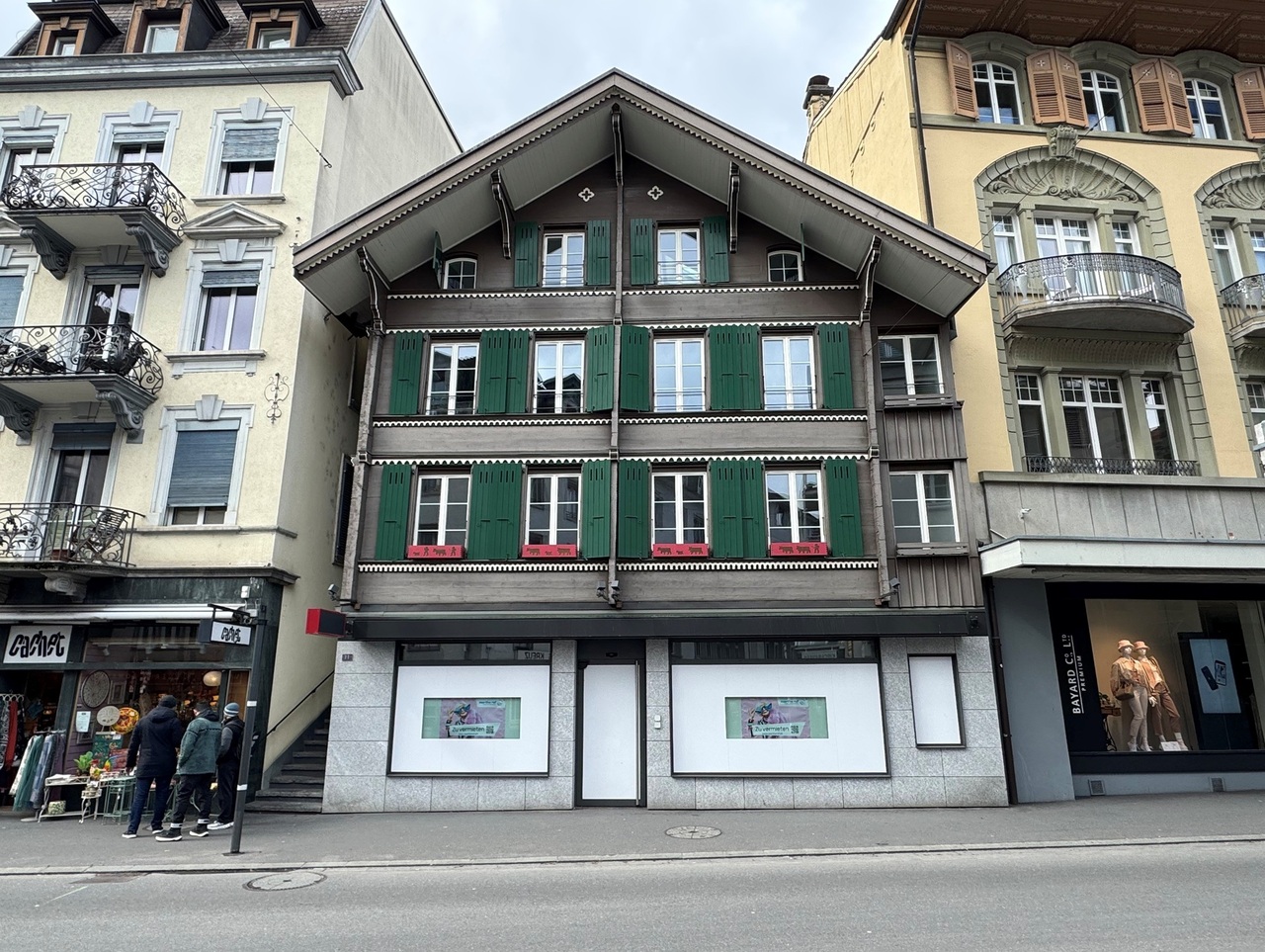 Magasin de 365m², photo 1 sur 2