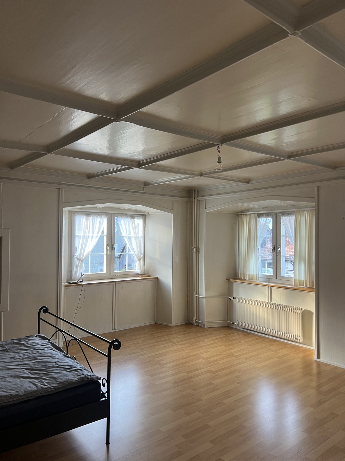 Chambre dans une colocation

À l'étage de notre restaurant, nous avons un bel appartement lumineux avec plusieurs chambres de différentes tailles et à différents prix à louer.
L'appartement dispose d'une grande cuisine, de 2 salles de bain avec lave-linge et sèche-linge. Les chambres peuvent être lo, photo 2 sur 2
