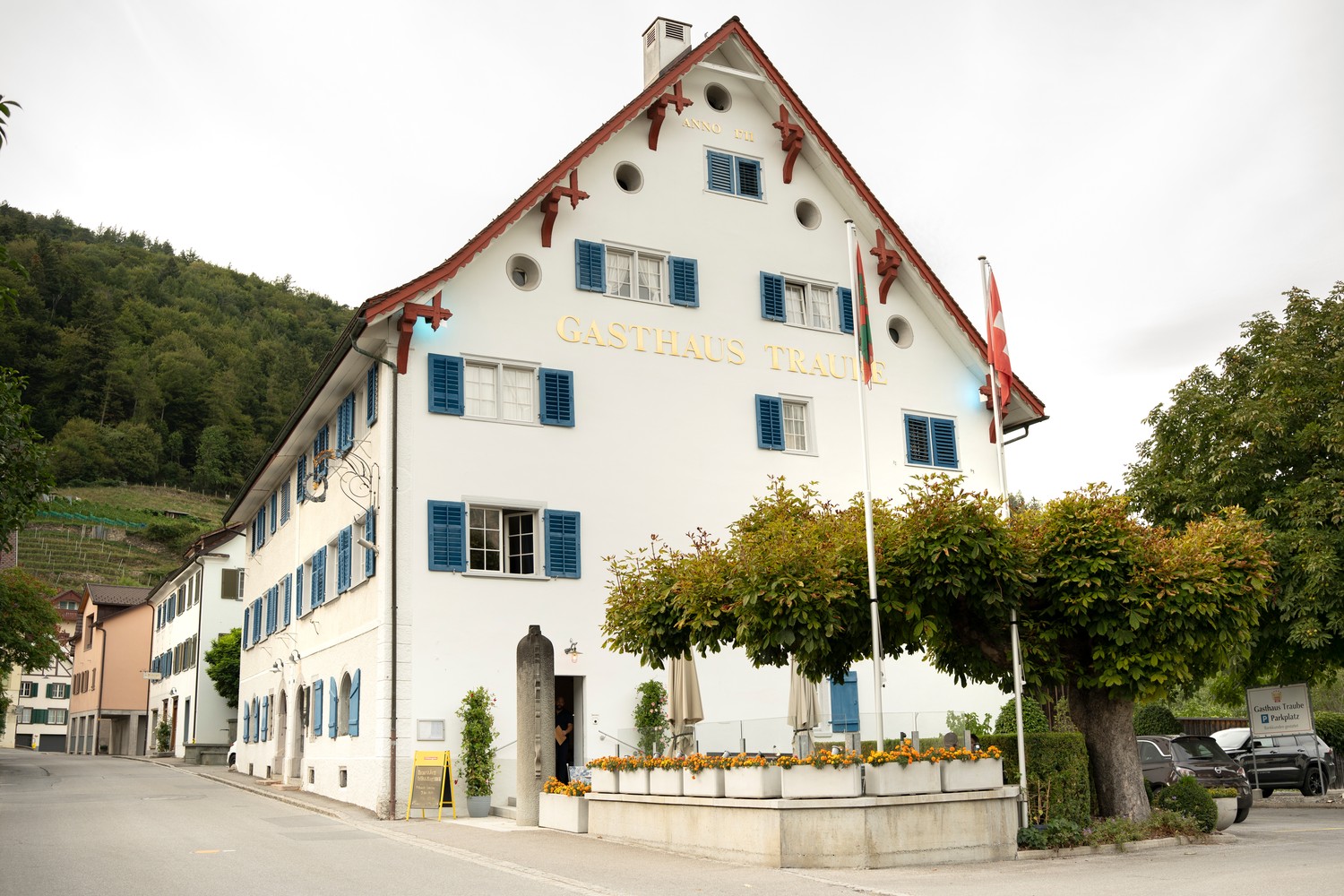 Chambre dans une colocation

À l'étage de notre restaurant, nous avons un bel appartement lumineux avec plusieurs chambres de différentes tailles et à différents prix à louer.
L'appartement dispose d'une grande cuisine, de 2 salles de bain avec lave-linge et sèche-linge. Les chambres peuvent être lo, photo 1 sur 2