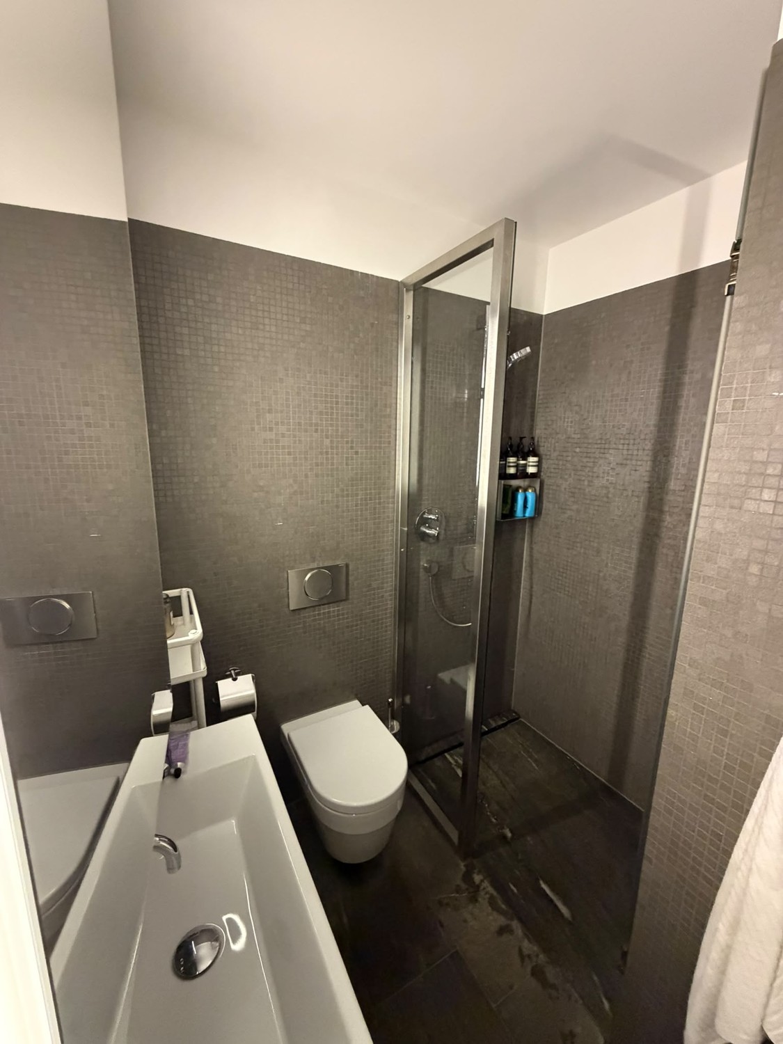 Chambre dans une colocation

Une chambre entièrement meublée est disponible dans un appartement moderne de 3 pièces dans l'un des quartiers les plus dynamiques et centraux de Zurich, Europaallee, juste en face de la gare centrale de Zurich. Vous aurez tout à votre porte : cafés, supermarchés, restau, photo 6 sur 8