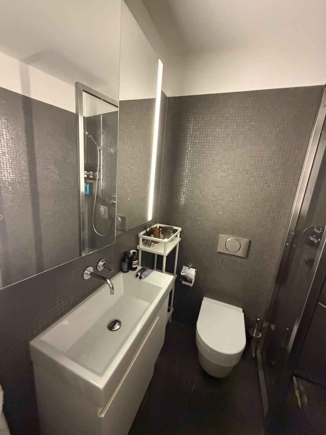 Chambre dans une colocation

Une chambre entièrement meublée est disponible dans un appartement moderne de 3 pièces dans l'un des quartiers les plus dynamiques et centraux de Zurich, Europaallee, juste en face de la gare centrale de Zurich. Vous aurez tout à votre porte : cafés, supermarchés, restau, photo 7 sur 8