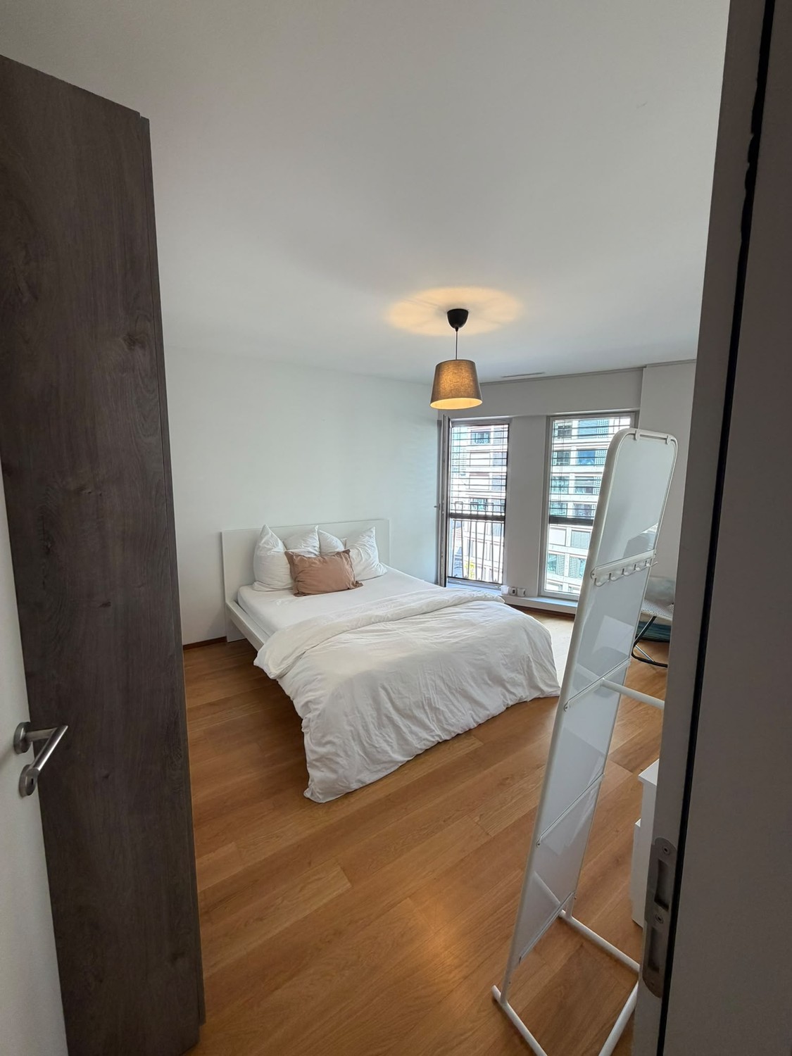 Chambre dans une colocation

Une chambre entièrement meublée est disponible dans un appartement moderne de 3 pièces dans l'un des quartiers les plus dynamiques et centraux de Zurich, Europaallee, juste en face de la gare centrale de Zurich. Vous aurez tout à votre porte : cafés, supermarchés, restau, photo 1 sur 8