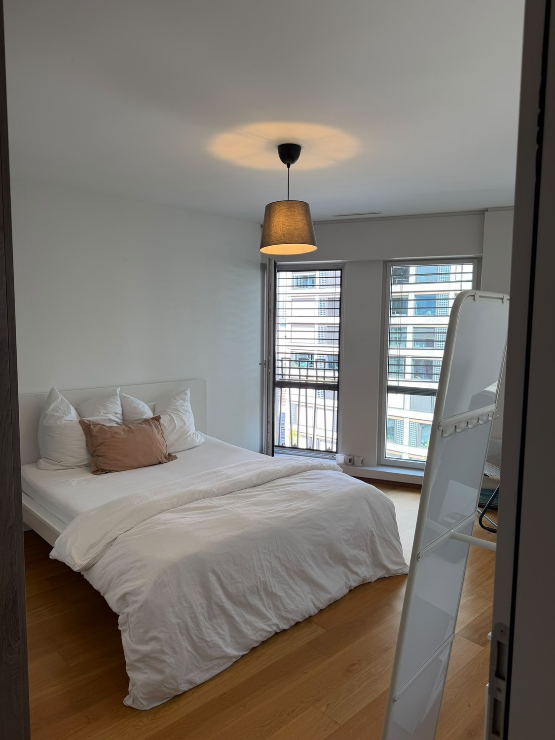 Chambre dans une colocation

Une chambre entièrement meublée est disponible dans un appartement moderne de 3 pièces dans l'un des quartiers les plus dynamiques et centraux de Zurich, Europaallee, juste en face de la gare centrale de Zurich. Vous aurez tout à votre porte : cafés, supermarchés, restau, photo 4 sur 8