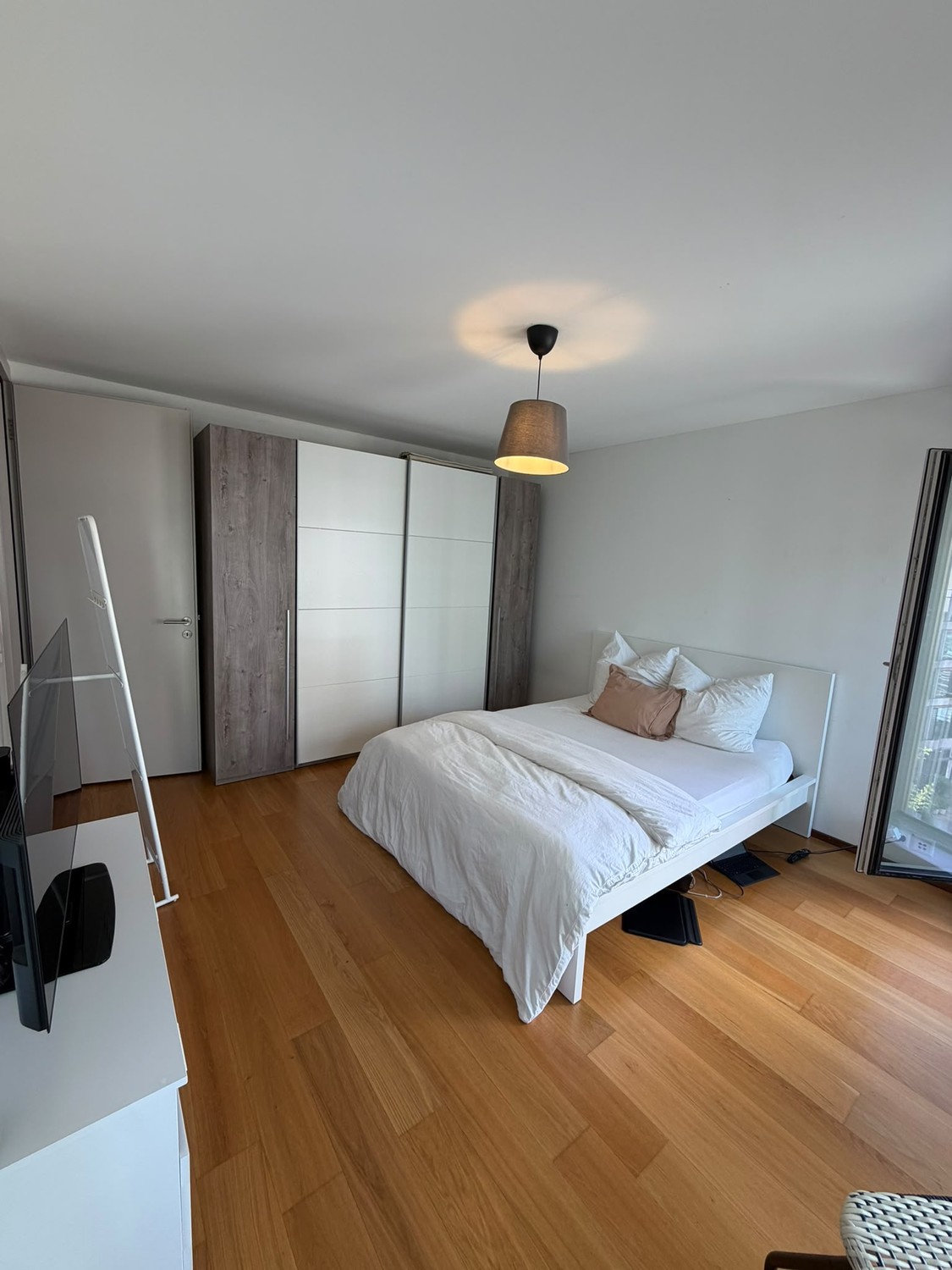 Chambre dans une colocation

Une chambre entièrement meublée est disponible dans un appartement moderne de 3 pièces dans l'un des quartiers les plus dynamiques et centraux de Zurich, Europaallee, juste en face de la gare centrale de Zurich. Vous aurez tout à votre porte : cafés, supermarchés, restau, photo 3 sur 8