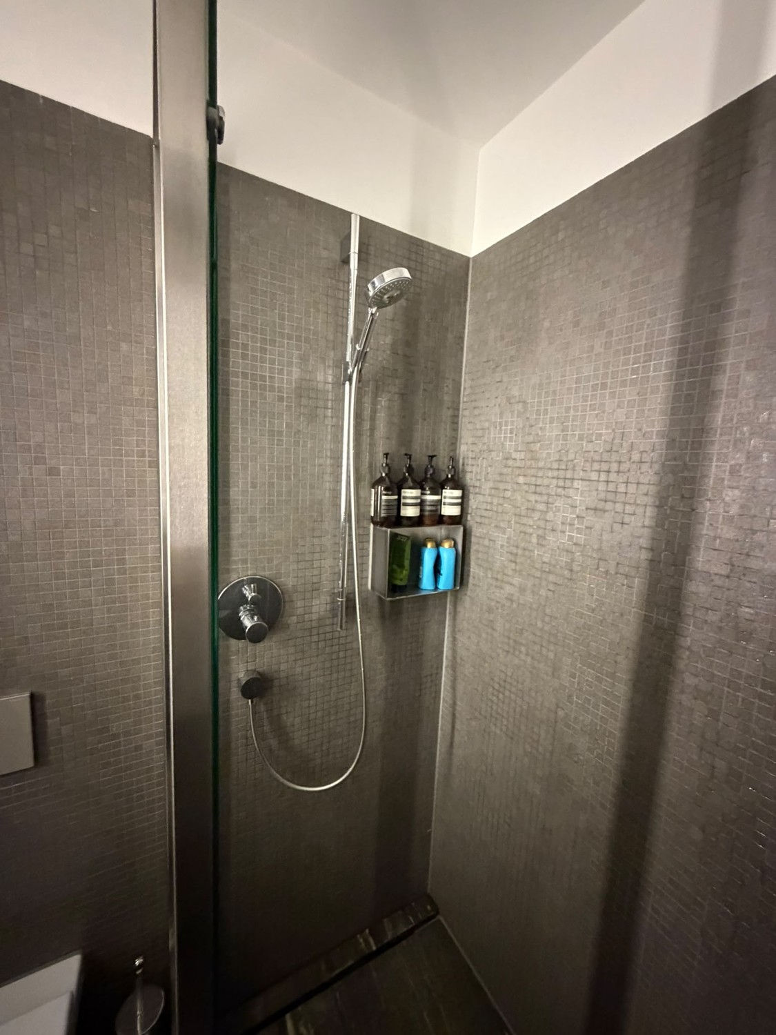 Chambre dans une colocation

Une chambre entièrement meublée est disponible dans un appartement moderne de 3 pièces dans l'un des quartiers les plus dynamiques et centraux de Zurich, Europaallee, juste en face de la gare centrale de Zurich. Vous aurez tout à votre porte : cafés, supermarchés, restau, photo 8 sur 8