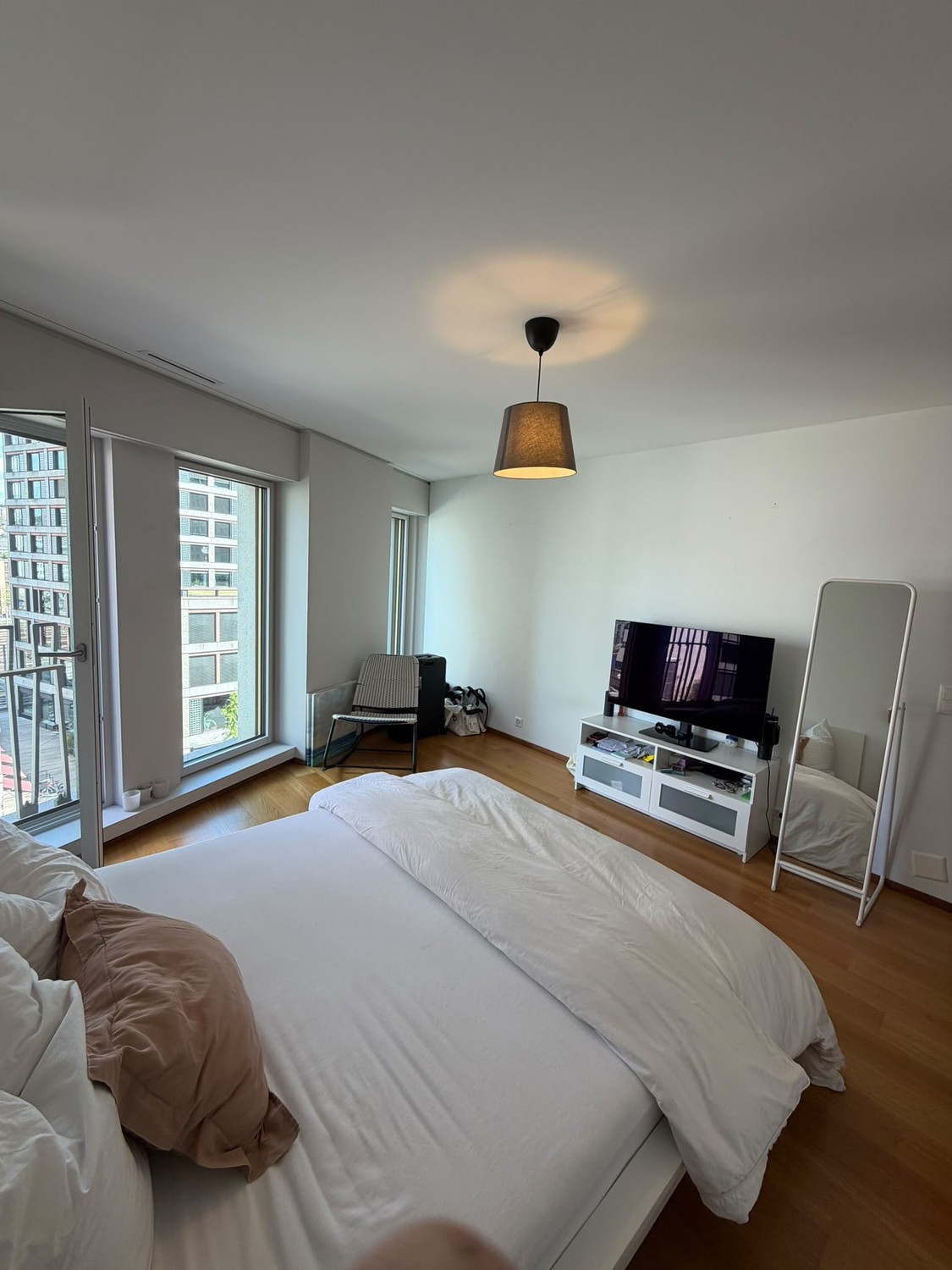 Chambre dans une colocation

Une chambre entièrement meublée est disponible dans un appartement moderne de 3 pièces dans l'un des quartiers les plus dynamiques et centraux de Zurich, Europaallee, juste en face de la gare centrale de Zurich. Vous aurez tout à votre porte : cafés, supermarchés, restau, photo 2 sur 8