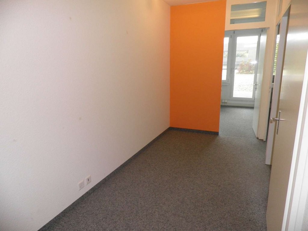 Bureau de 83m²

En périphérie de la ville et à proximité immédiate des transports publics, votre nouveau bureau peut voir le jour.

L'objet comprend
- 3 pièces individuelles (la répartition peut être modifiée)
- Terrasse ensoleillée
- Petite kitchenette
- Toilette

Un local d'archives ainsi que des 