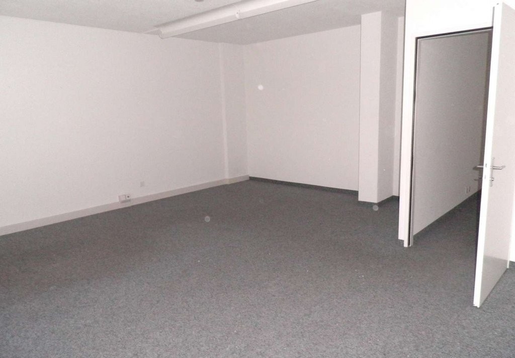 Bureau de 83m²

En périphérie de la ville et à proximité immédiate des transports publics, votre nouveau bureau peut voir le jour.

L'objet comprend
- 3 pièces individuelles (la répartition peut être modifiée)
- Terrasse ensoleillée
- Petite kitchenette
- Toilette

Un local d'archives ainsi que des 