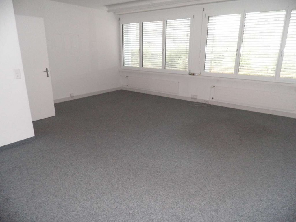 Bureau de 83m²

En périphérie de la ville et à proximité immédiate des transports publics, votre nouveau bureau peut voir le jour.

L'objet comprend
- 3 pièces individuelles (la répartition peut être modifiée)
- Terrasse ensoleillée
- Petite kitchenette
- Toilette

Un local d'archives ainsi que des 
