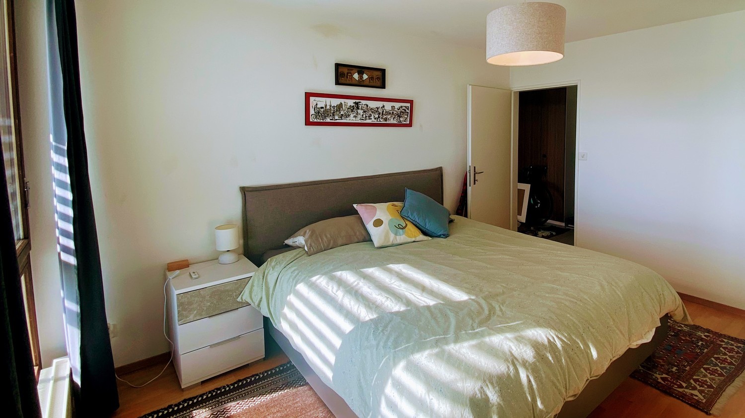 Appartement meublé et lumineux de 3,5 pièces à Zurich – Sous-location temporaire, disponible à partir d'octobre 2026, date flexible selon arrangement. Minimum 1 mois, jusqu'à 3-4 mois, avec possibilité de discussion. Reprise du bail possible (avec certains meubles) à partir d'avril 2027.  
  
Appart