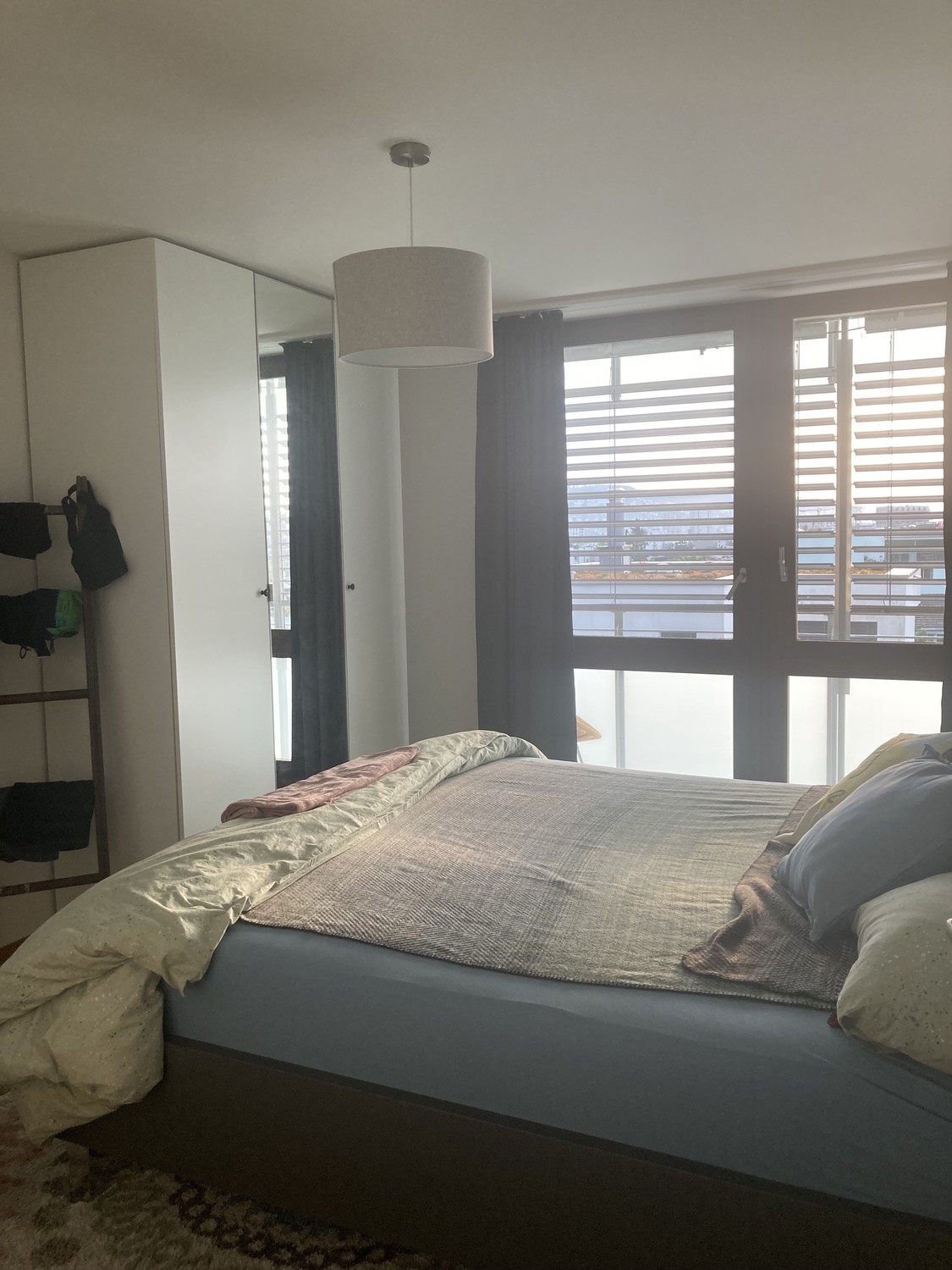 Appartement meublé et lumineux de 3,5 pièces à Zurich – Sous-location temporaire, disponible à partir d'octobre 2026, date flexible selon arrangement. Minimum 1 mois, jusqu'à 3-4 mois, avec possibilité de discussion. Reprise du bail possible (avec certains meubles) à partir d'avril 2027.  
  
Appart