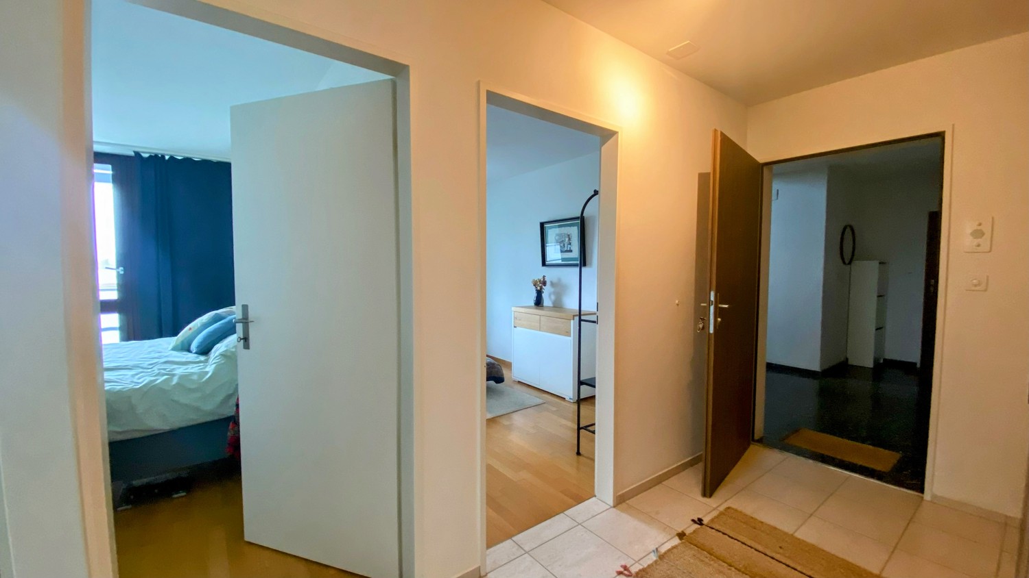 Appartement meublé et lumineux de 3,5 pièces à Zurich – Sous-location temporaire, disponible à partir d'octobre 2026, date flexible selon arrangement. Minimum 1 mois, jusqu'à 3-4 mois, avec possibilité de discussion. Reprise du bail possible (avec certains meubles) à partir d'avril 2027.  
  
Appart
