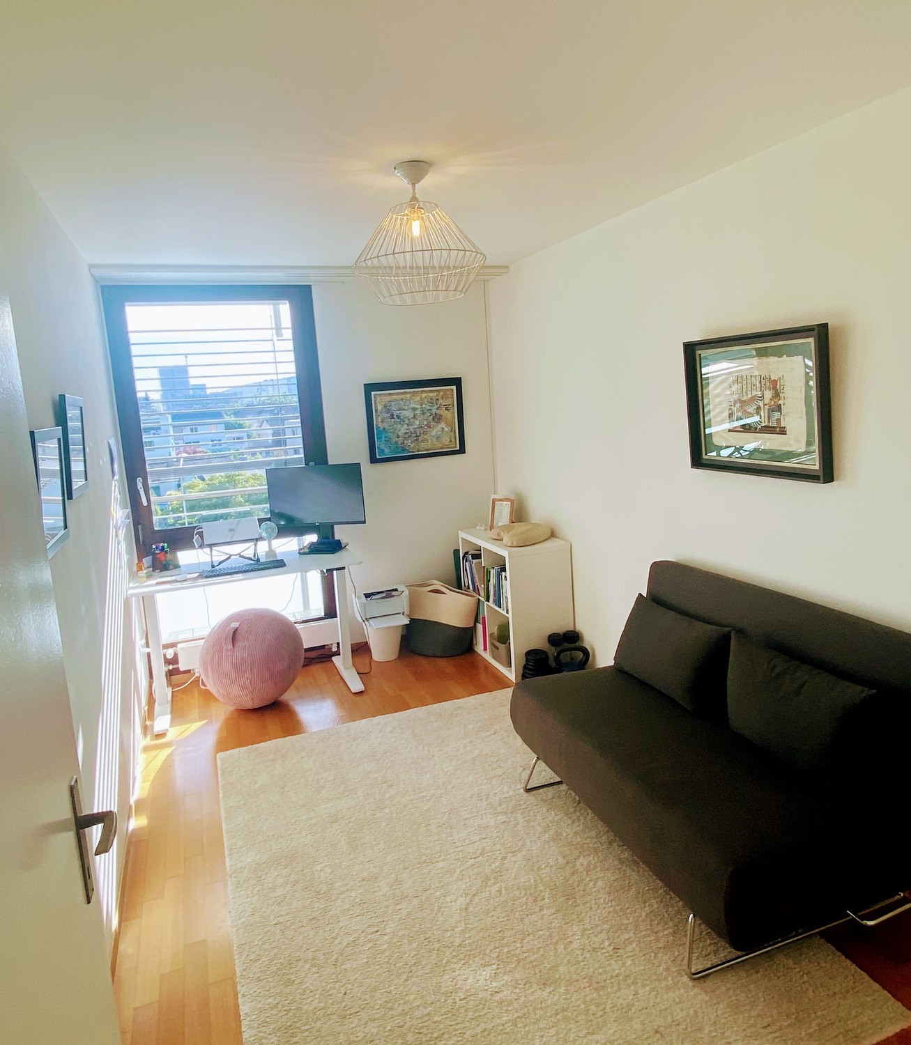 Appartement meublé et lumineux de 3,5 pièces à Zurich – Sous-location temporaire, disponible à partir d'octobre 2026, date flexible selon arrangement. Minimum 1 mois, jusqu'à 3-4 mois, avec possibilité de discussion. Reprise du bail possible (avec certains meubles) à partir d'avril 2027.  
  
Appart