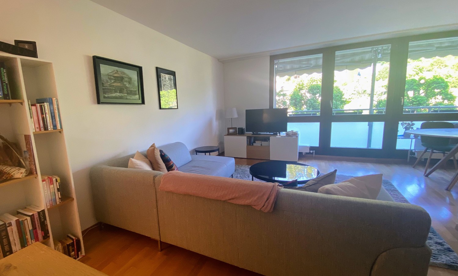 Appartement meublé et lumineux de 3,5 pièces à Zurich – Sous-location temporaire, disponible à partir d'octobre 2026, date flexible selon arrangement. Minimum 1 mois, jusqu'à 3-4 mois, avec possibilité de discussion. Reprise du bail possible (avec certains meubles) à partir d'avril 2027.  
  
Appart