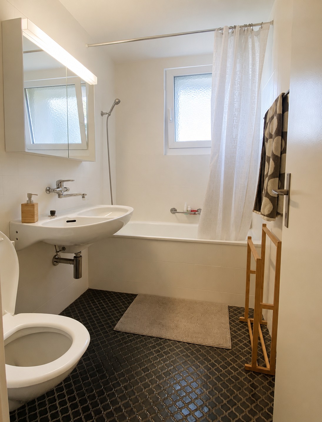Appartement meublé et lumineux de 3,5 pièces à Zurich – Sous-location temporaire, disponible à partir d'octobre 2026, date flexible selon arrangement. Minimum 1 mois, jusqu'à 3-4 mois, avec possibilité de discussion. Reprise du bail possible (avec certains meubles) à partir d'avril 2027.  
  
Appart