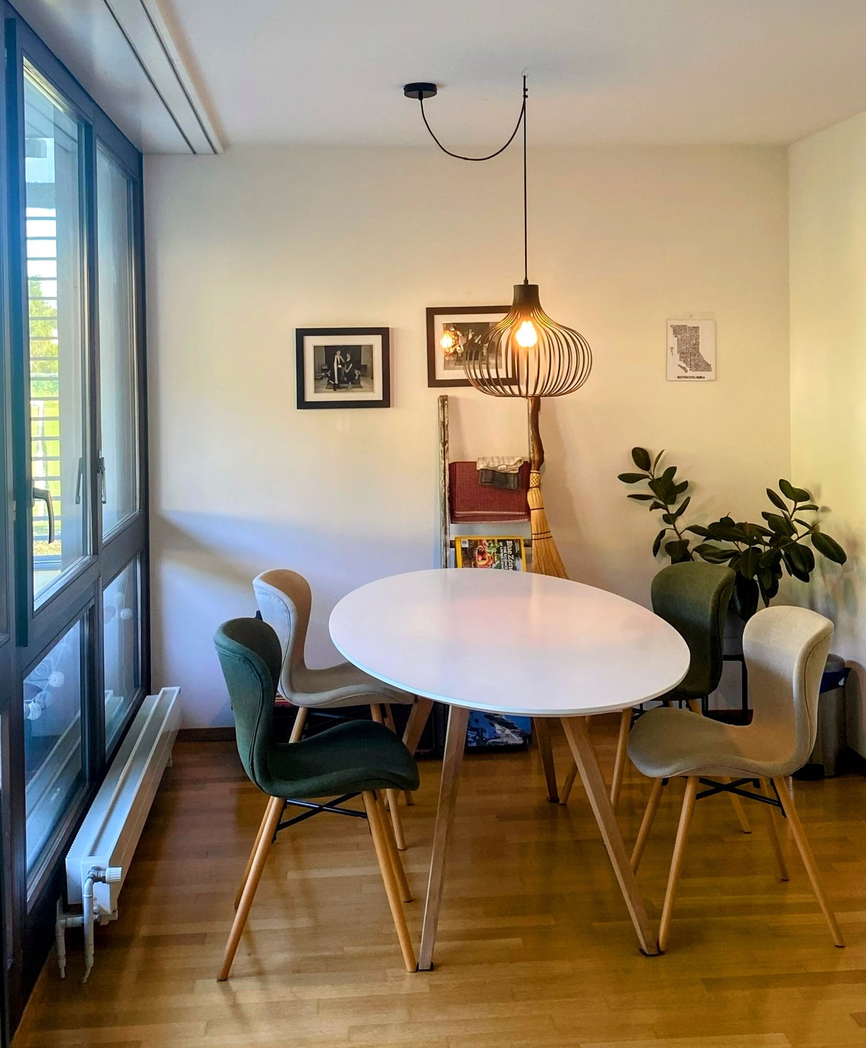 Appartement meublé et lumineux de 3,5 pièces à Zurich – Sous-location temporaire, disponible à partir d'octobre 2026, date flexible selon arrangement. Minimum 1 mois, jusqu'à 3-4 mois, avec possibilité de discussion. Reprise du bail possible (avec certains meubles) à partir d'avril 2027.  
  
Appart