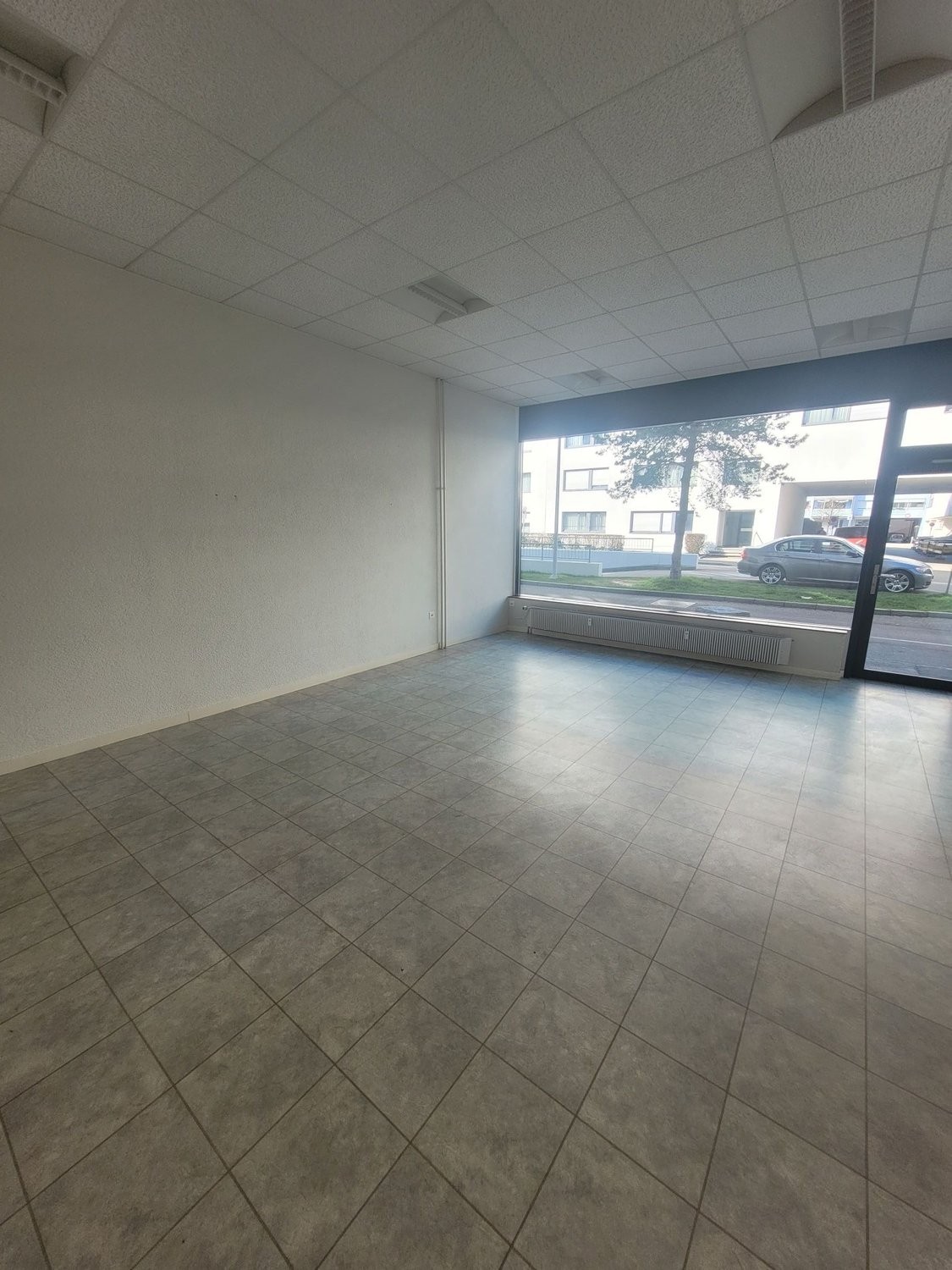 88m² shop, photo 2 sur 4