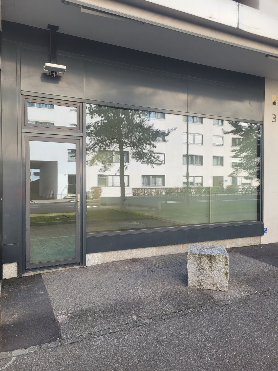 88m² shop, photo 1 sur 4