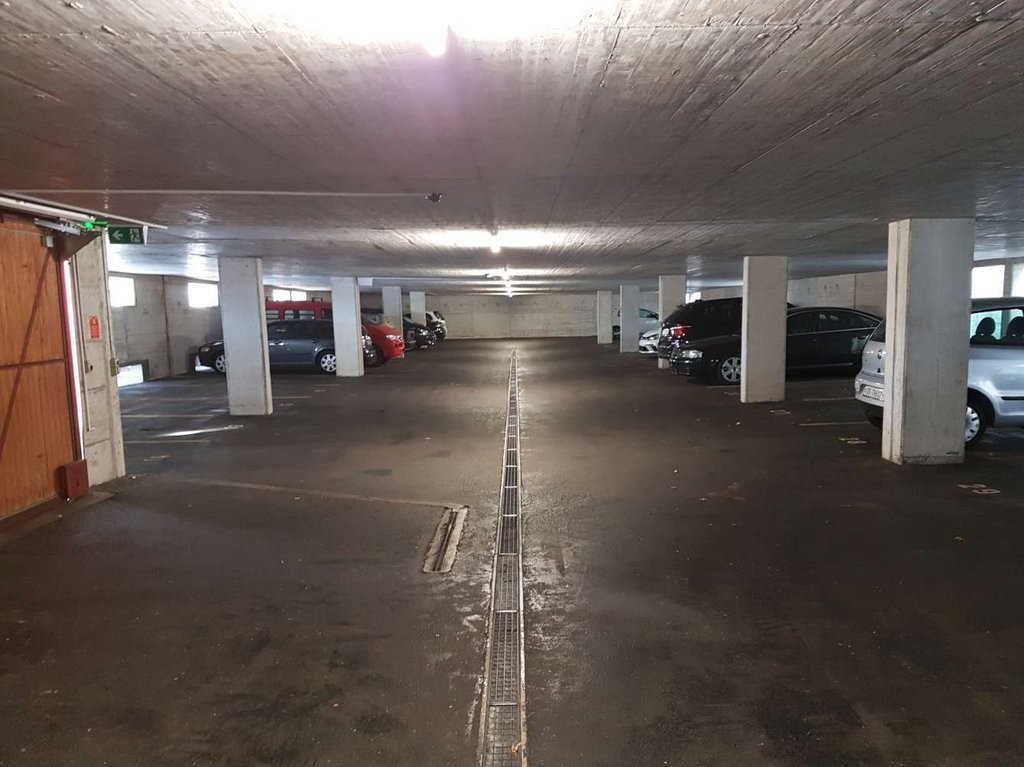 Place de parc souterrain

À louer pour mars ou selon convenance, places de parking en garage couvert en emplacement central à Cham.

Pour les locataires externes, plus TVA de 8.1%.

Nous nous tenons volontiers à votre disposition pour une visite et pour de plus amples renseignements., photo 1 sur 2