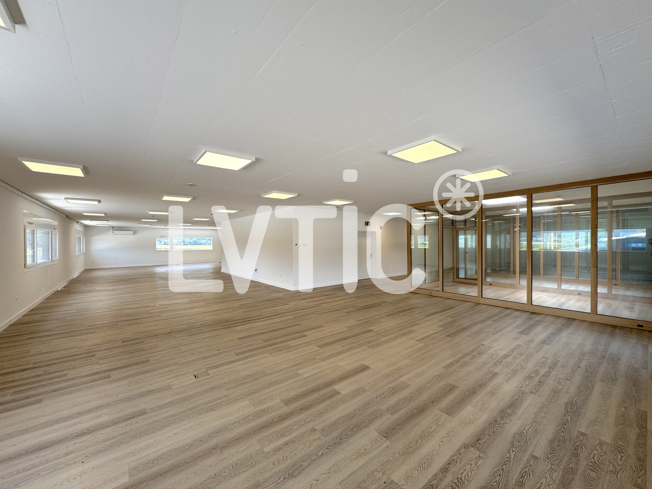 410m² office, photo 1 sur 8