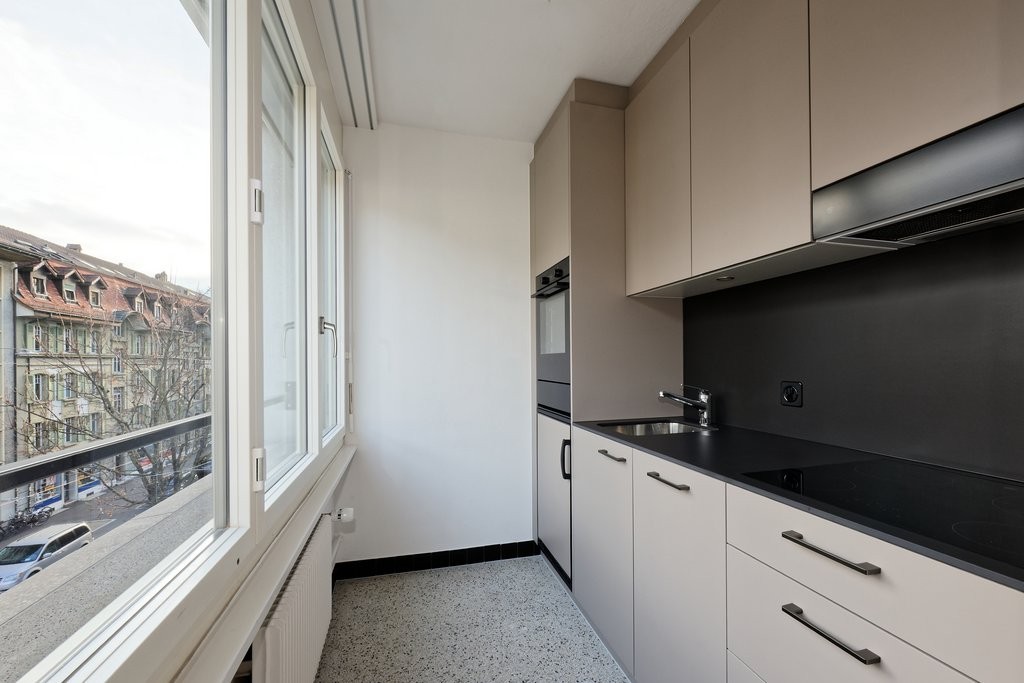 Appartement de 1 ½ pièce

Habitez là où tout se trouve à proximité immédiate ! Ce lumineux appartement de 1,5 pièce est situé dans le quartier prisé de Breitenrain et convainc par son emplacement central ainsi que par son équipement pratique.

Les possibilités de shopping comme le Wankdorf Center so, photo 2 sur 4