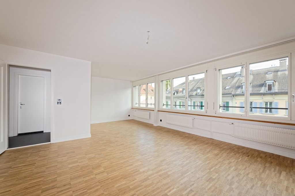 Appartement de 1 ½ pièce

Habitez là où tout se trouve à proximité immédiate ! Ce lumineux appartement de 1,5 pièce est situé dans le quartier prisé de Breitenrain et convainc par son emplacement central ainsi que par son équipement pratique.

Les possibilités de shopping comme le Wankdorf Center so, photo 4 sur 4