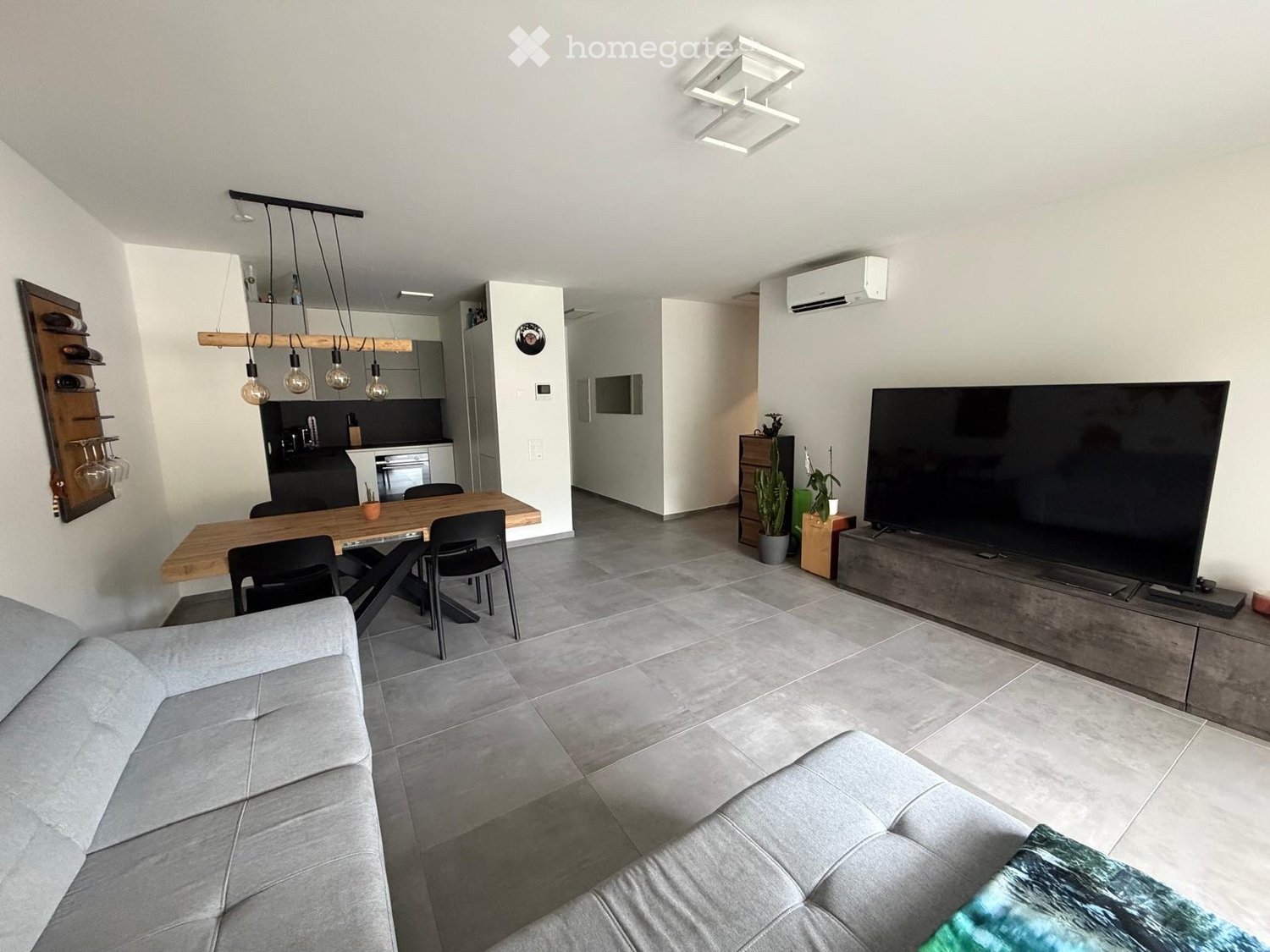 Appartement de 2 ½ pièces

Moderne appartement de 2.5 locaux, situé au premier étage d'un bâtiment de construction récente (2022) à Lamone. Disponible à partir du 1 décembre 2026, il représente une occasion idéale pour ceux qui recherchent le confort, la qualité et une position stratégique.

Loyer m, photo 1 sur 8