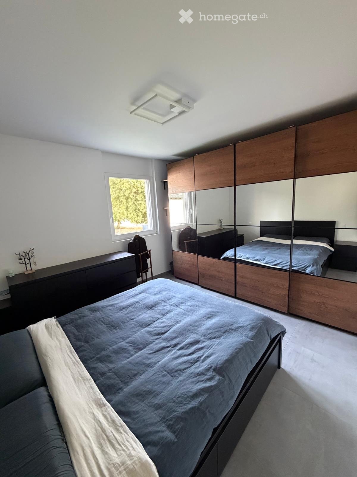 Appartement de 2 ½ pièces

Moderne appartement de 2.5 locaux, situé au premier étage d'un bâtiment de construction récente (2022) à Lamone. Disponible à partir du 1 décembre 2026, il représente une occasion idéale pour ceux qui recherchent le confort, la qualité et une position stratégique.

Loyer m, photo 3 sur 8