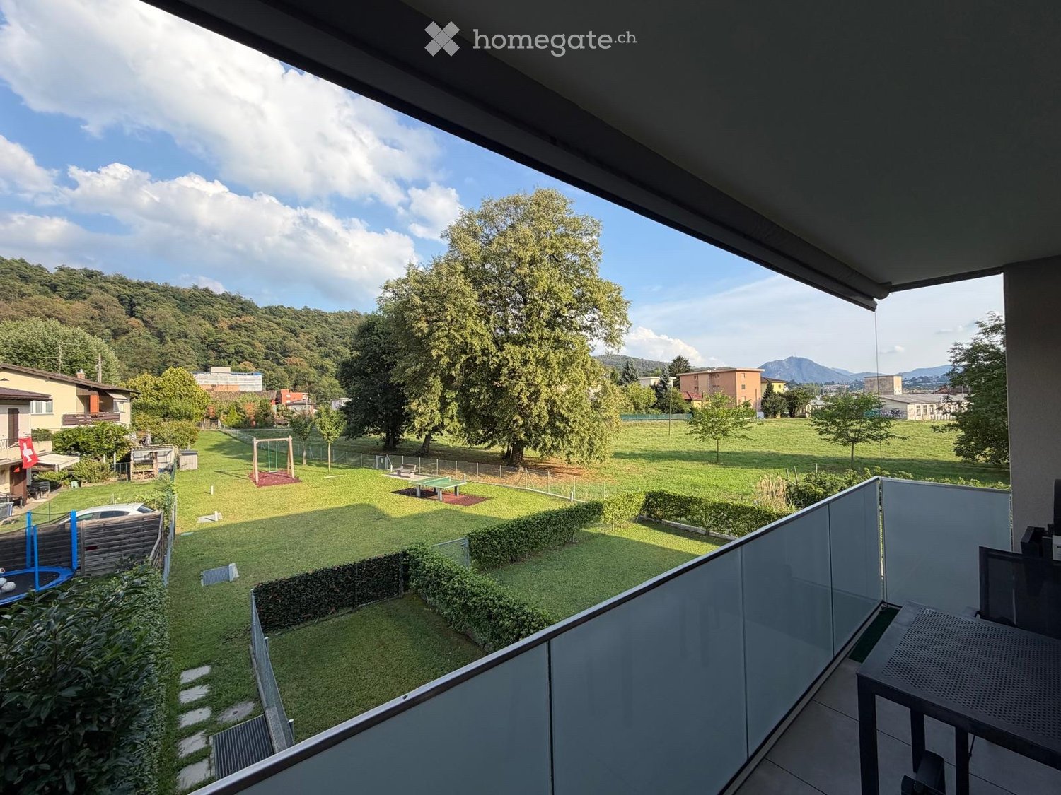 Appartement de 2 ½ pièces

Moderne appartement de 2.5 locaux, situé au premier étage d'un bâtiment de construction récente (2022) à Lamone. Disponible à partir du 1 décembre 2026, il représente une occasion idéale pour ceux qui recherchent le confort, la qualité et une position stratégique.

Loyer m, photo 8 sur 8