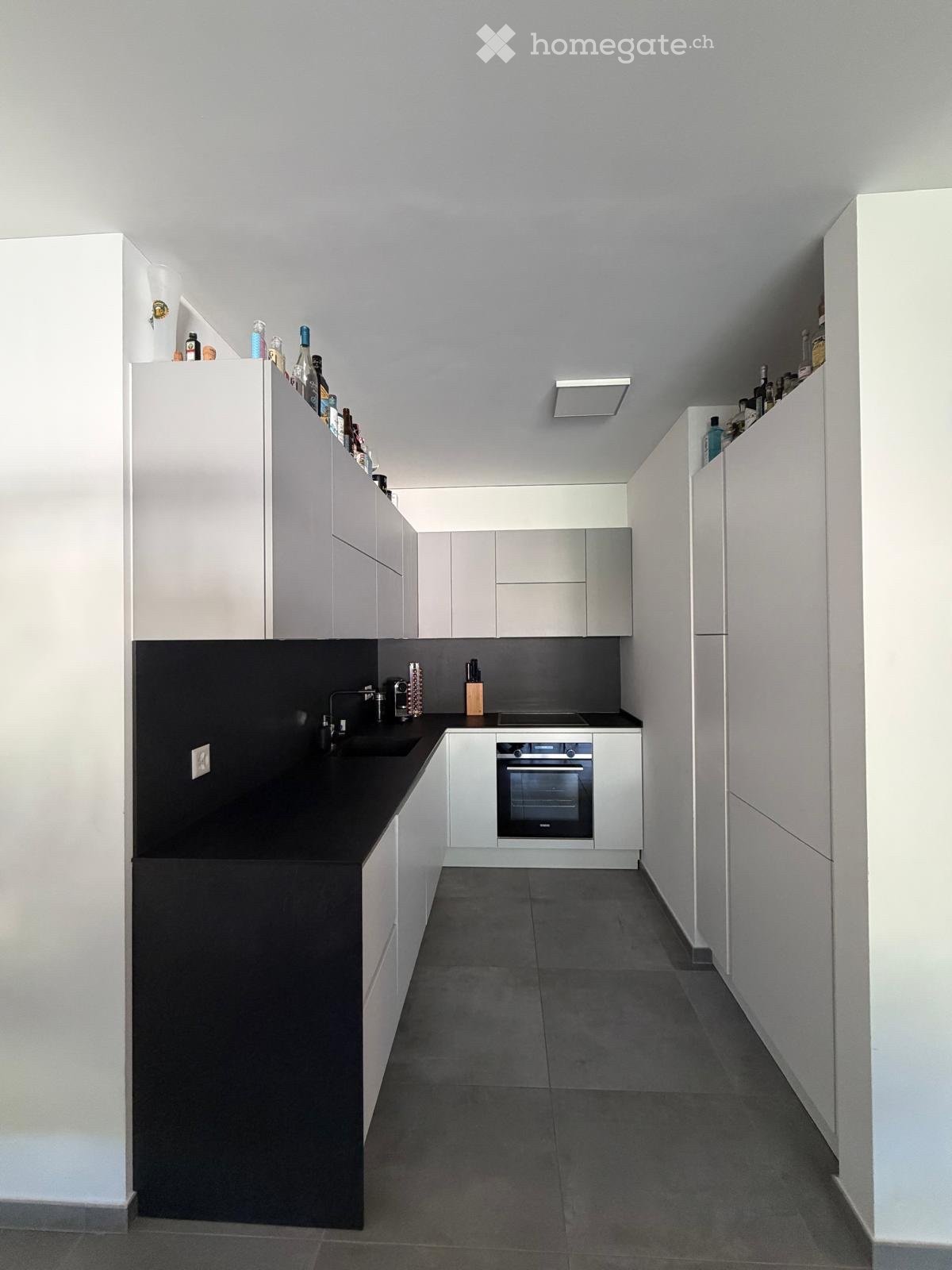 Appartement de 2 ½ pièces

Moderne appartement de 2.5 locaux, situé au premier étage d'un bâtiment de construction récente (2022) à Lamone. Disponible à partir du 1 décembre 2026, il représente une occasion idéale pour ceux qui recherchent le confort, la qualité et une position stratégique.

Loyer m, photo 4 sur 8