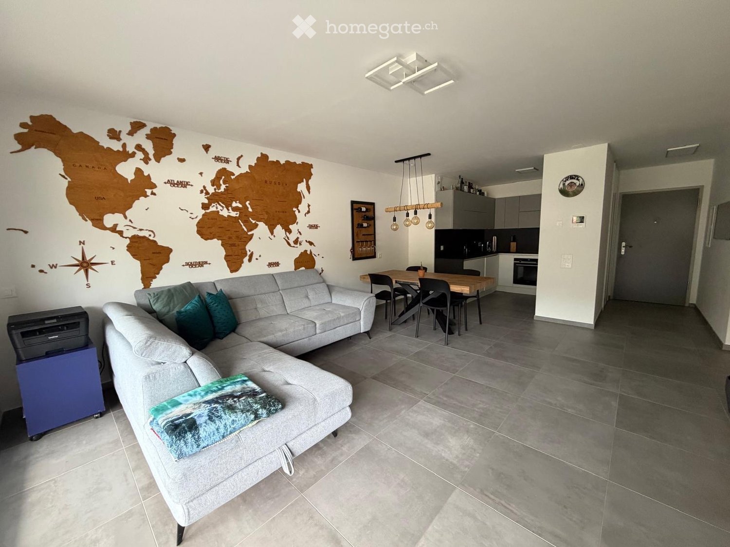 Appartement de 2 ½ pièces

Moderne appartement de 2.5 locaux, situé au premier étage d'un bâtiment de construction récente (2022) à Lamone. Disponible à partir du 1 décembre 2026, il représente une occasion idéale pour ceux qui recherchent le confort, la qualité et une position stratégique.

Loyer m, photo 2 sur 8