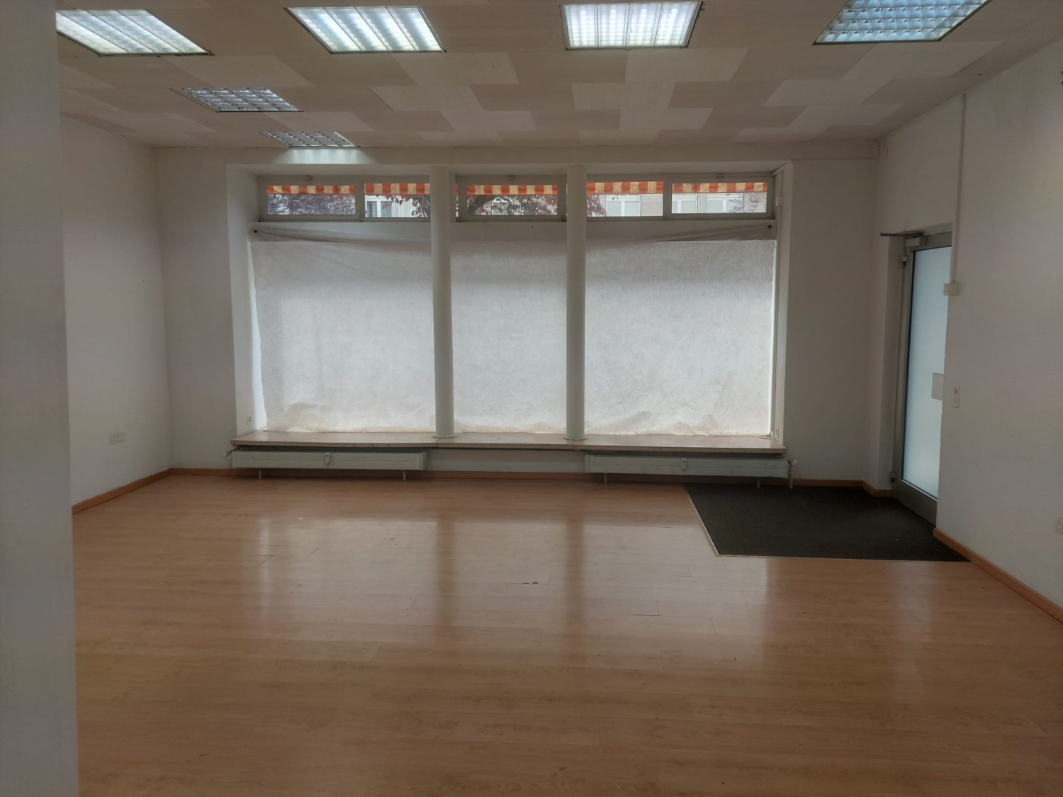 63m² commercial, photo 1 sur 6