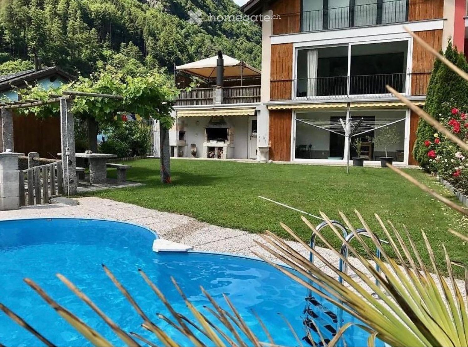 Maison individuelle de 7 pièces

Fascinante propriété nichée dans la verdure, composée de deux appartements indépendants inclus dans la location : un grand appartement de 5,5 pièces et un studio, idéal également pour des invités ou comme espace séparé.
La maison offre des pièces spacieuses et lumine
