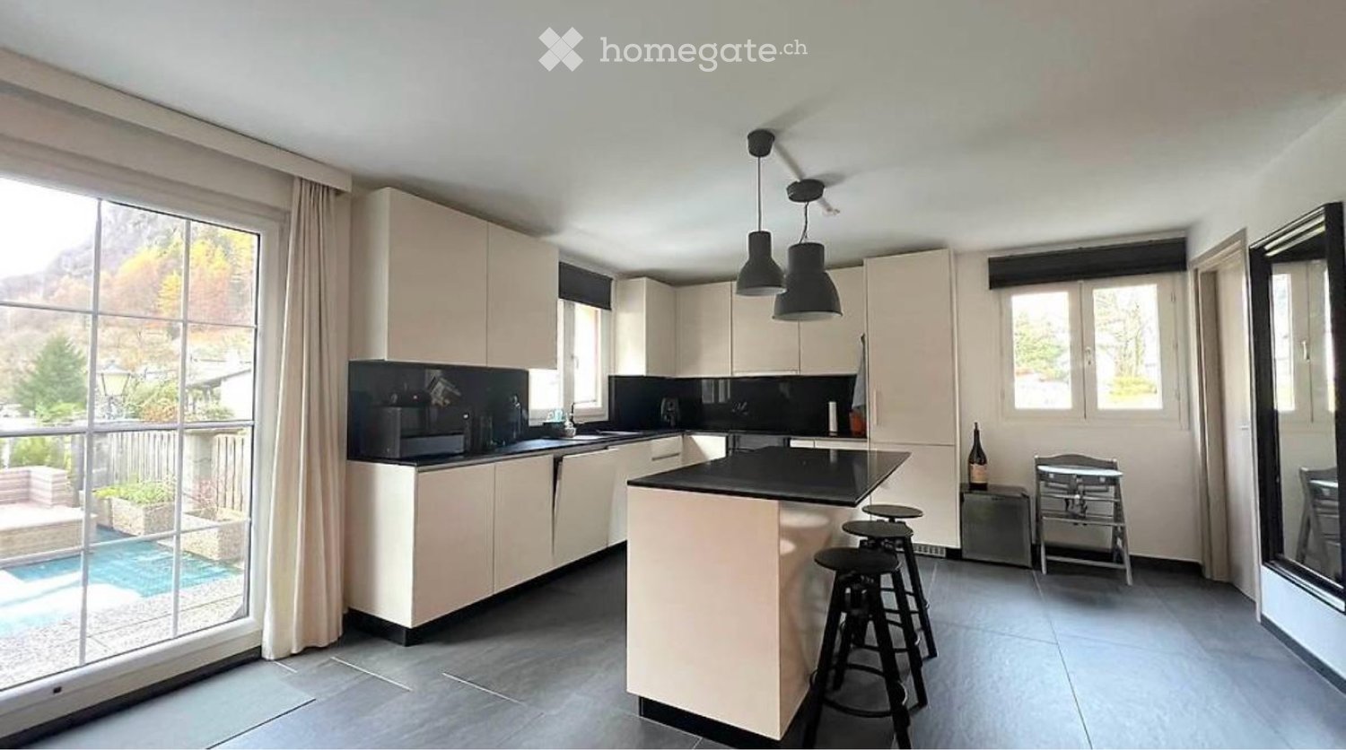 Maison individuelle de 7 pièces

Fascinante propriété nichée dans la verdure, composée de deux appartements indépendants inclus dans la location : un grand appartement de 5,5 pièces et un studio, idéal également pour des invités ou comme espace séparé.
La maison offre des pièces spacieuses et lumine