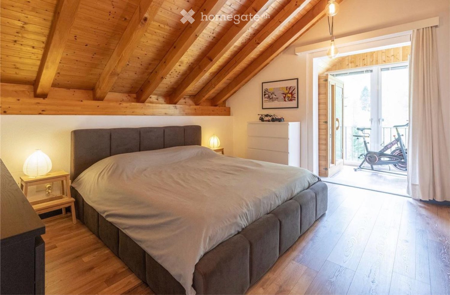 Maison individuelle de 7 pièces

Fascinante propriété nichée dans la verdure, composée de deux appartements indépendants inclus dans la location : un grand appartement de 5,5 pièces et un studio, idéal également pour des invités ou comme espace séparé.
La maison offre des pièces spacieuses et lumine