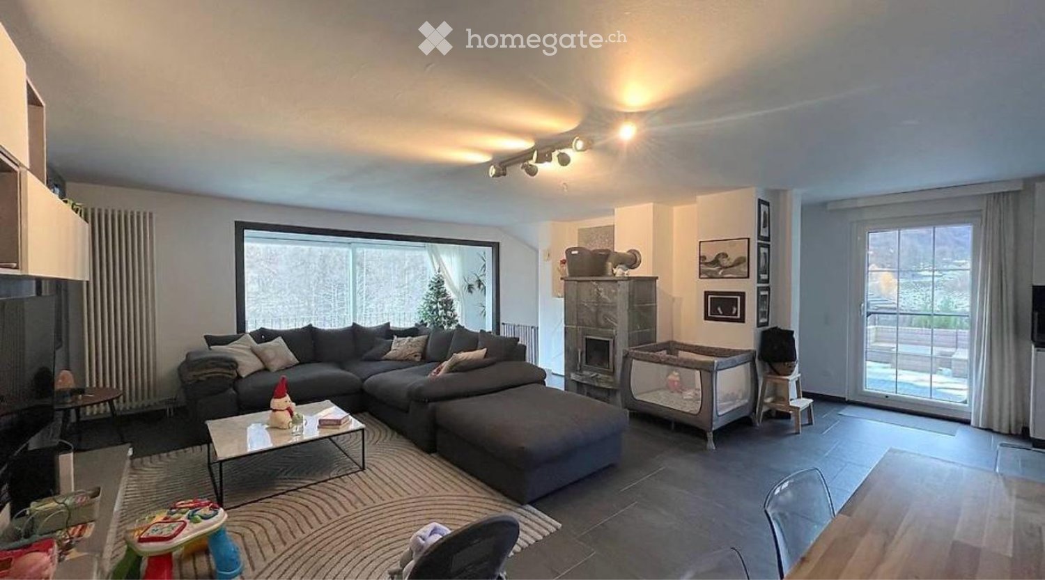 Maison individuelle de 7 pièces

Fascinante propriété nichée dans la verdure, composée de deux appartements indépendants inclus dans la location : un grand appartement de 5,5 pièces et un studio, idéal également pour des invités ou comme espace séparé.
La maison offre des pièces spacieuses et lumine