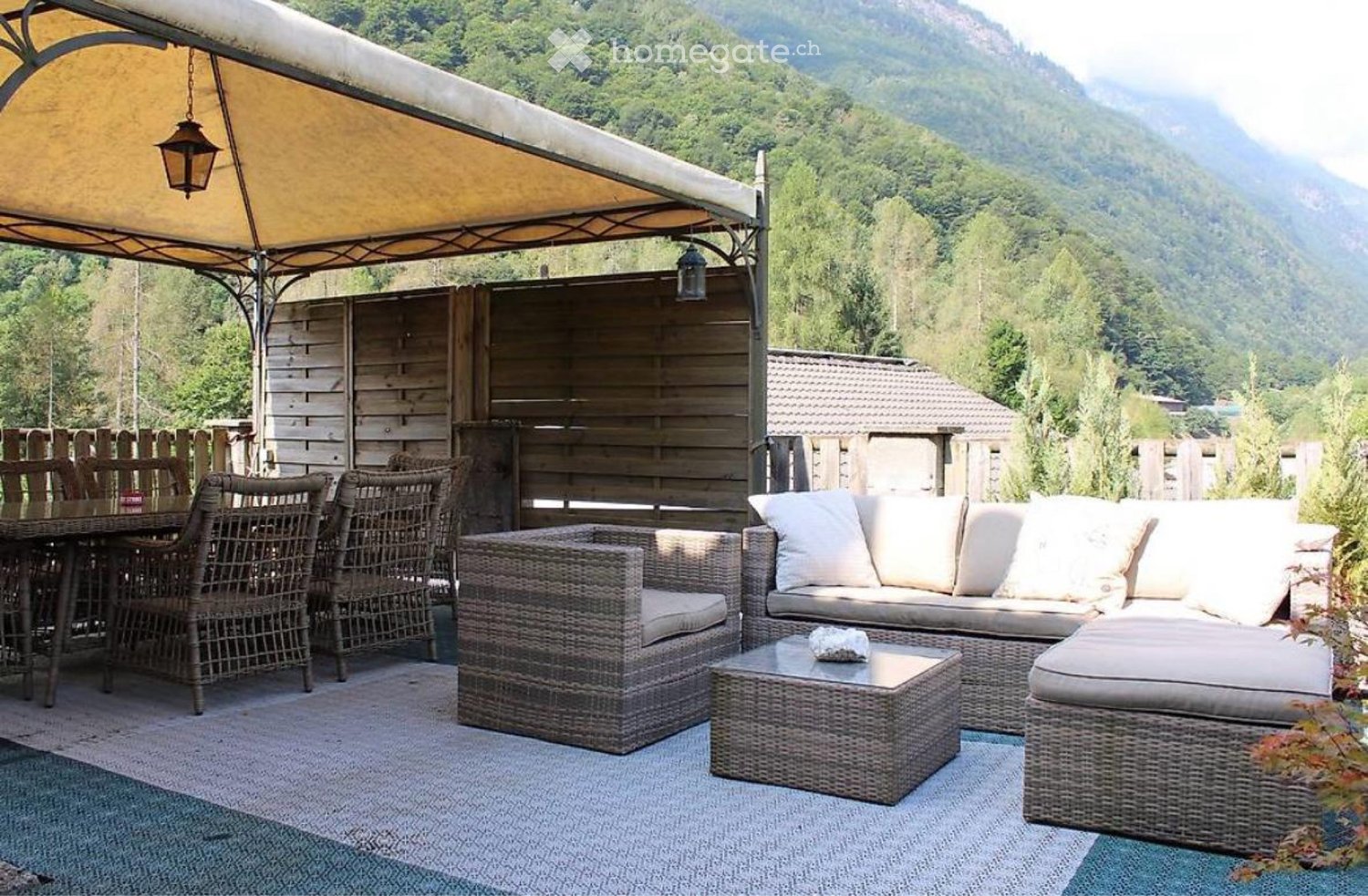 Maison individuelle de 7 pièces

Fascinante propriété nichée dans la verdure, composée de deux appartements indépendants inclus dans la location : un grand appartement de 5,5 pièces et un studio, idéal également pour des invités ou comme espace séparé.
La maison offre des pièces spacieuses et lumine