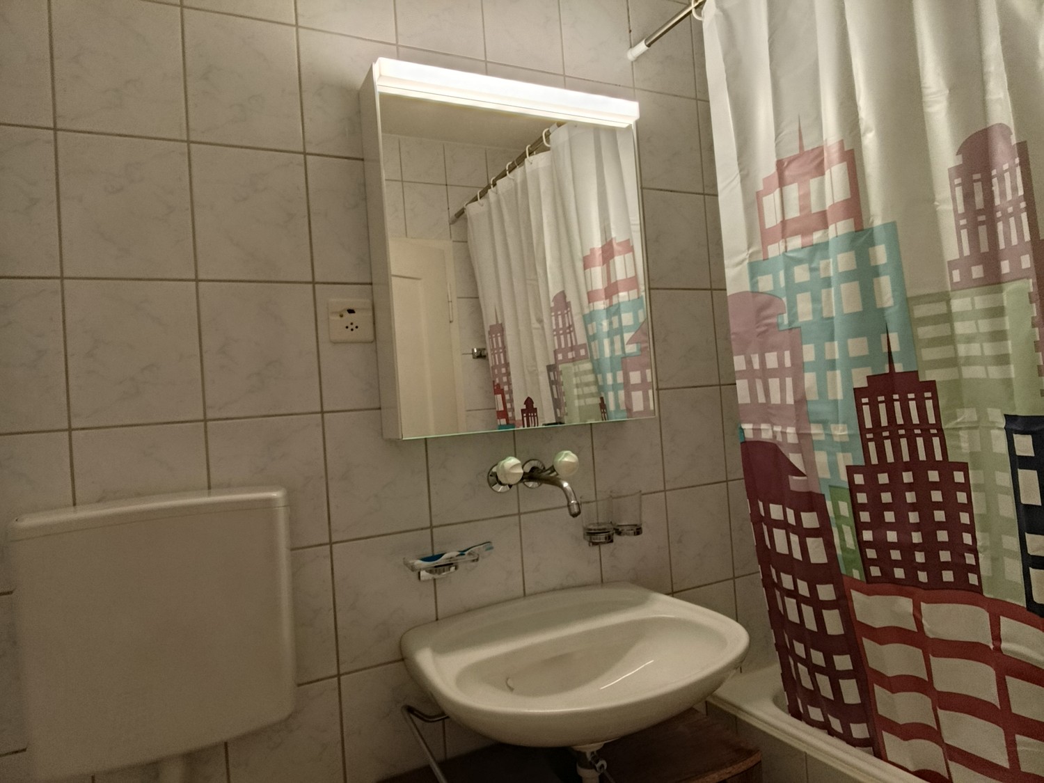 Chambre dans une colocation

Chambre lumineuse et entièrement meublée disponible dans un appartement propre et bien entretenu. La chambre est confortable et prête à emménager, avec tous les meubles essentiels fournis. L'appartement comprend une cuisine et une salle de bain communes, maintenues propr