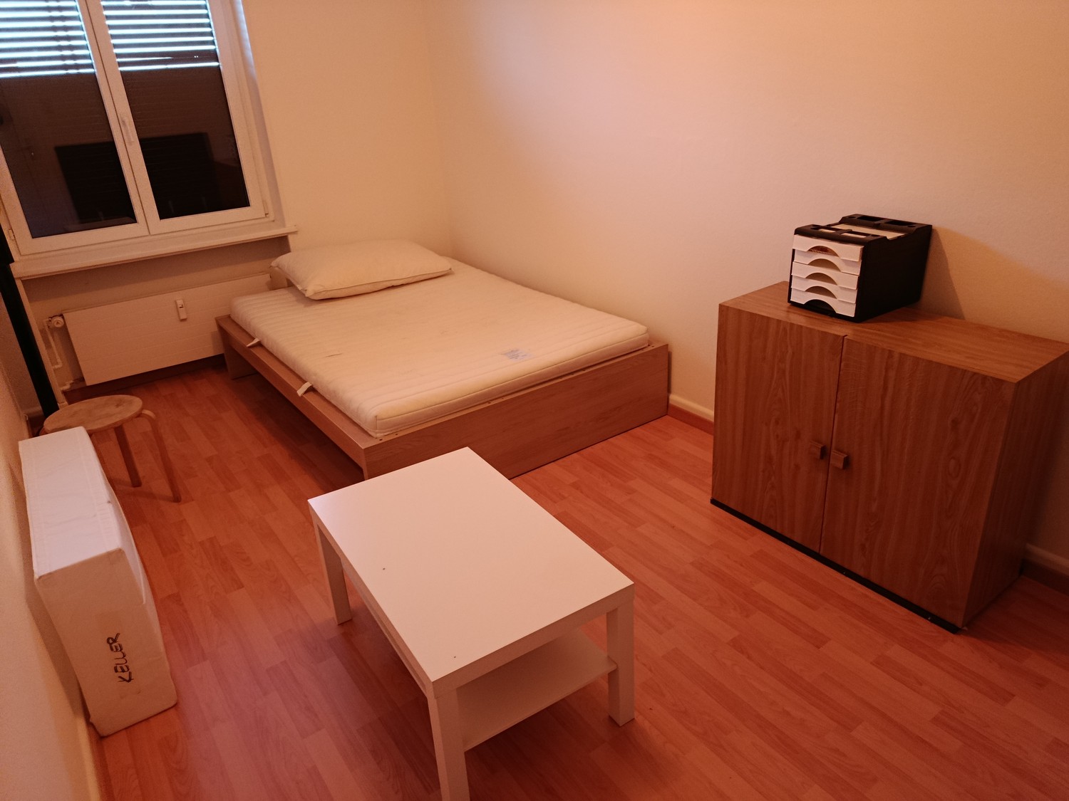 Chambre dans une colocation

Chambre lumineuse et entièrement meublée disponible dans un appartement propre et bien entretenu. La chambre est confortable et prête à emménager, avec tous les meubles essentiels fournis. L'appartement comprend une cuisine et une salle de bain communes, maintenues propr