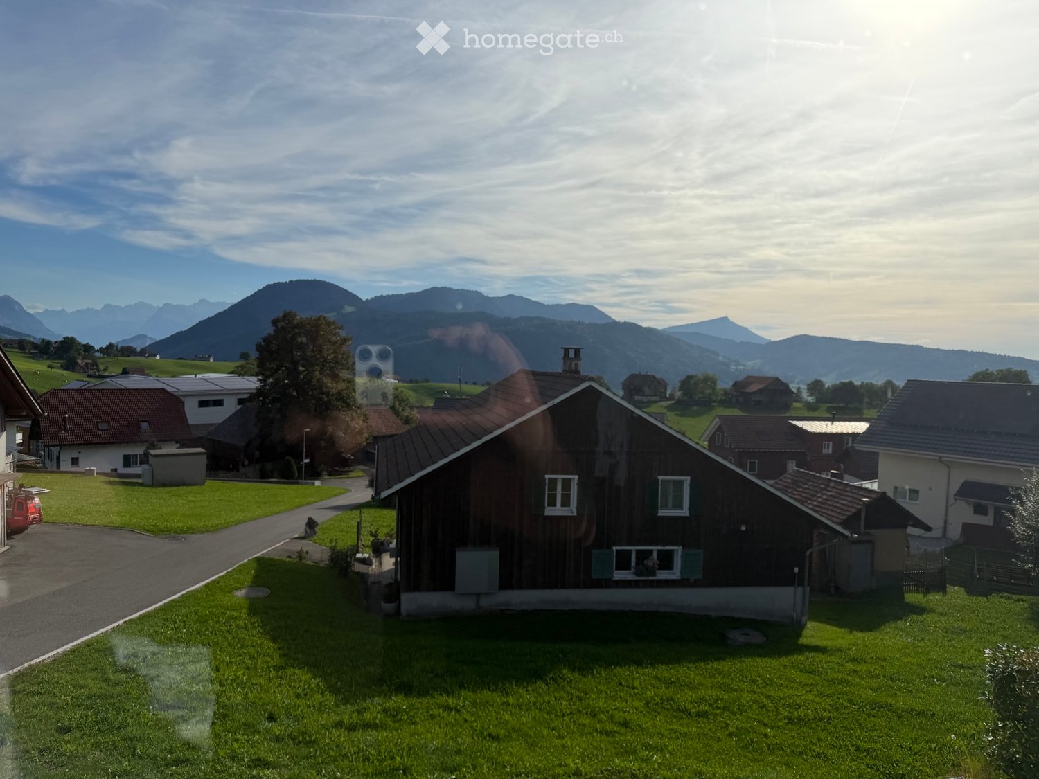 Chambre individuelle de 1 pièce
La chambre offre une vue impayable sur les montagnes et le Rigi.
Utilisation conjointe de la colonne de lavage et de séchage, utilisation conjointe d'une belle et spacieuse cuisine.
Et un autre point fort : utilisation conjointe de la grande terrasse avec barbecue et 