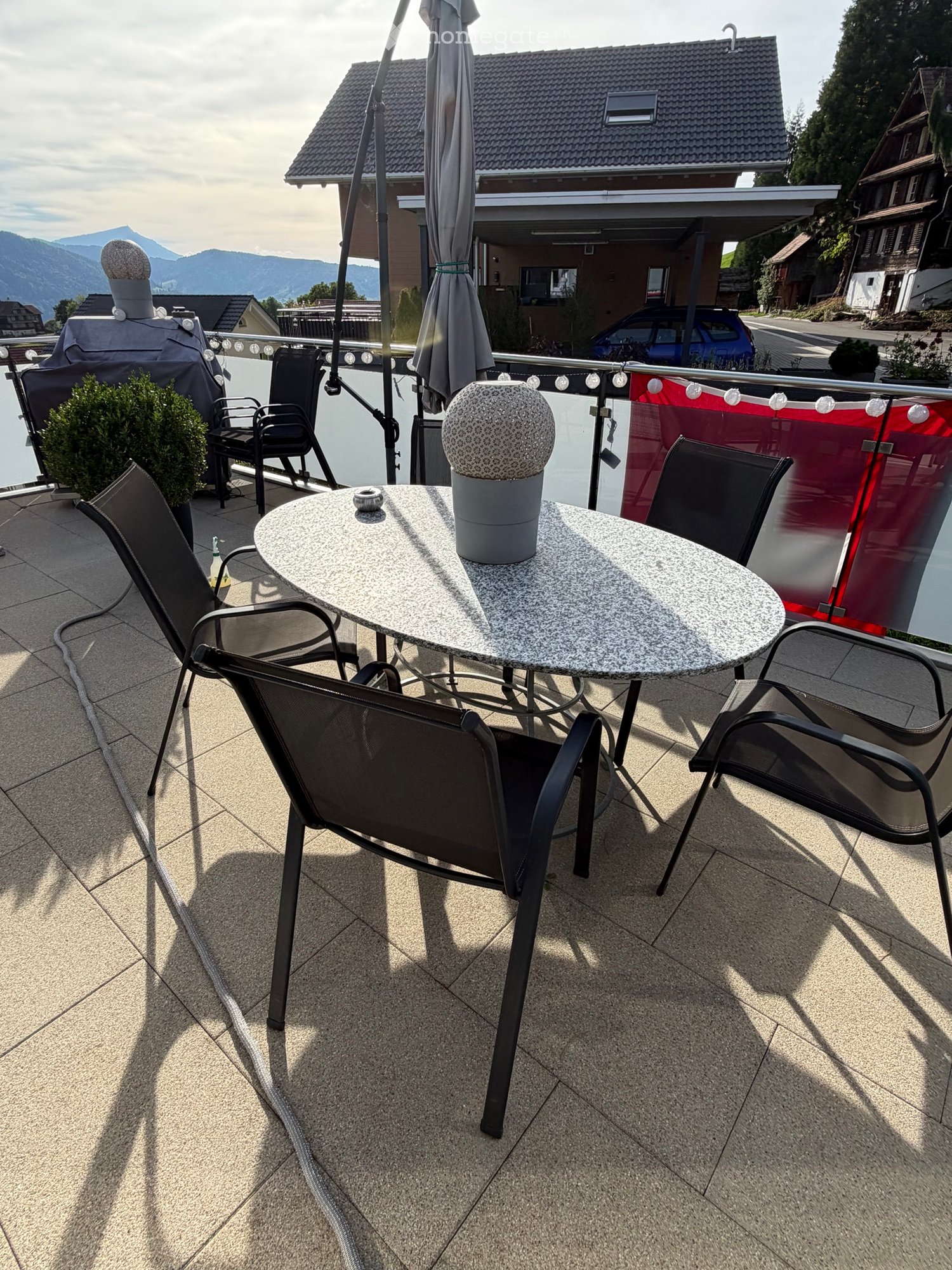 Chambre individuelle de 1 pièce
La chambre offre une vue impayable sur les montagnes et le Rigi.
Utilisation conjointe de la colonne de lavage et de séchage, utilisation conjointe d'une belle et spacieuse cuisine.
Et un autre point fort : utilisation conjointe de la grande terrasse avec barbecue et 