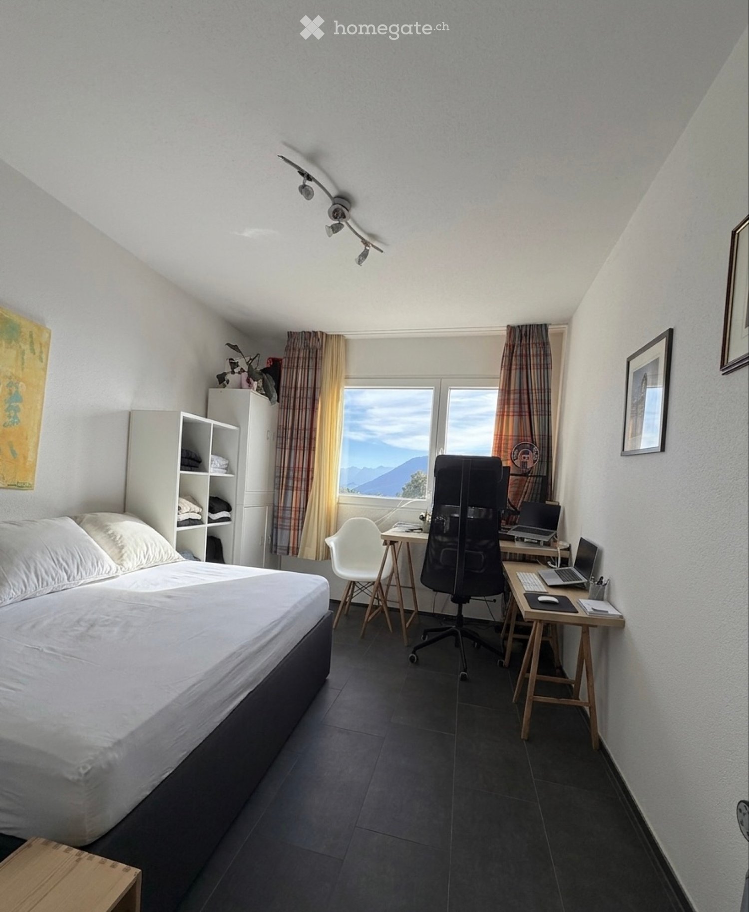 Chambre individuelle de 1 pièce
La chambre offre une vue impayable sur les montagnes et le Rigi.
Utilisation conjointe de la colonne de lavage et de séchage, utilisation conjointe d'une belle et spacieuse cuisine.
Et un autre point fort : utilisation conjointe de la grande terrasse avec barbecue et 