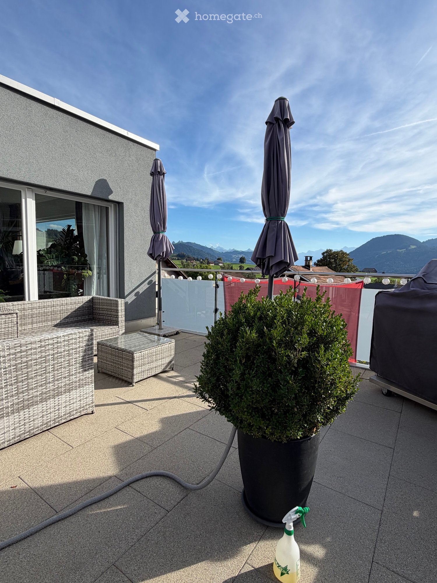 Chambre individuelle de 1 pièce
La chambre offre une vue impayable sur les montagnes et le Rigi.
Utilisation conjointe de la colonne de lavage et de séchage, utilisation conjointe d'une belle et spacieuse cuisine.
Et un autre point fort : utilisation conjointe de la grande terrasse avec barbecue et 