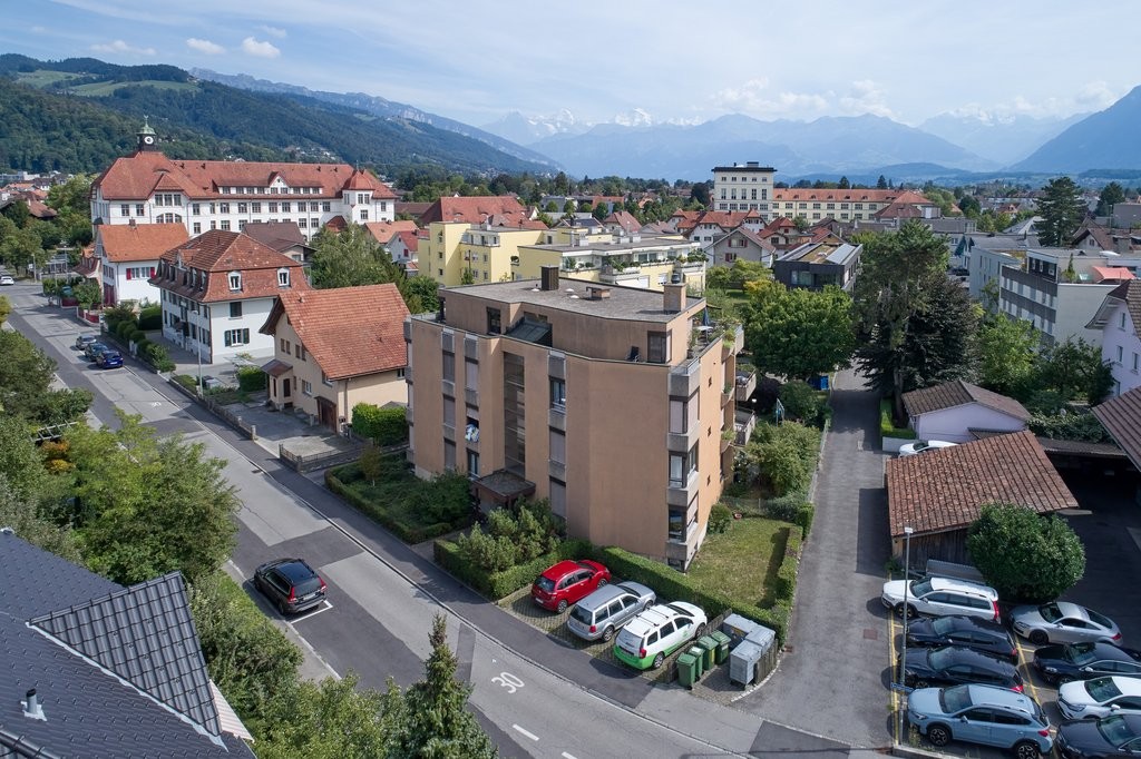 Place couverte

L'immeuble résidentiel de 3 étages est situé dans un quartier adapté aux enfants, dans le quartier prisé de Länggasse.

Nous louons la place de stationnement couverte n° 3 à la Gurnigelstrasse 23/23a à Thun.

Avez-vous suscité notre intérêt ? Dans ce cas, nous nous réjouissons de vot