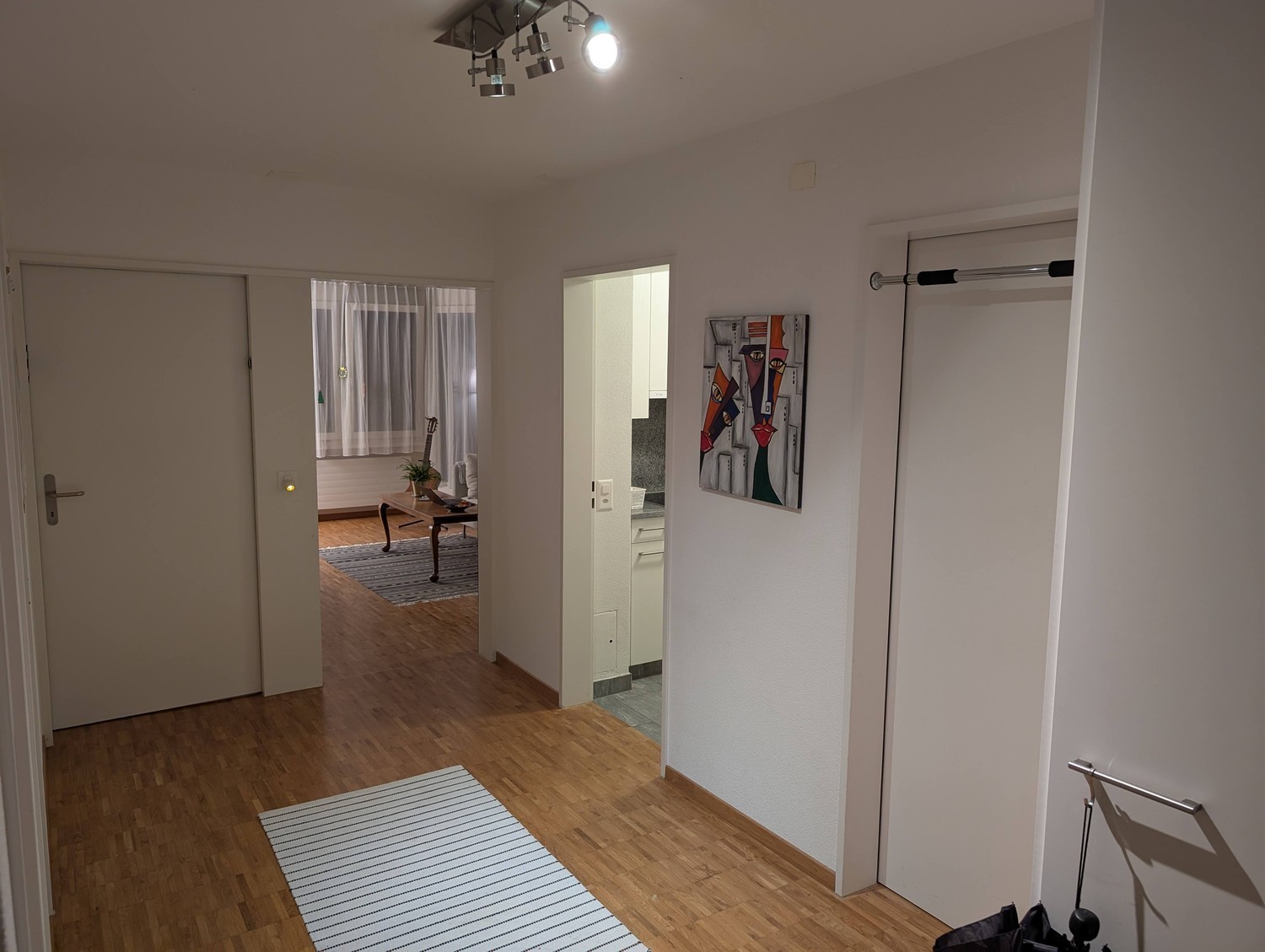 Chambre dans une colocation

Colocataire recherché dans une colocation dans un quartier calme à l'angle de l'Irchel Campus.

Comme Antoine déménage bientôt, Can (36, Ingénieur) recherche un nouveau colocataire qui reprendra la chambre à partir du 01.11.2026 pour une période de 6 mois ou 1 an.

La ch, photo 7 sur 10
