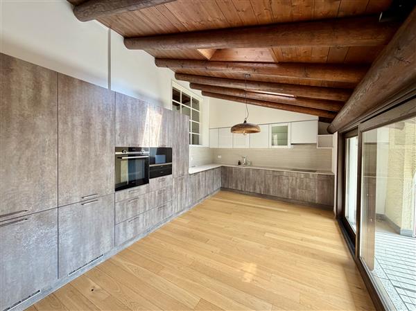 Appartement en attique de 6 pièces