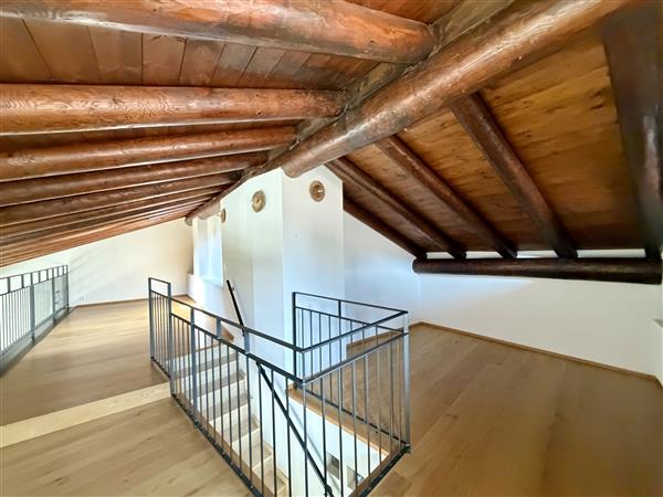 Appartement en attique de 6 pièces